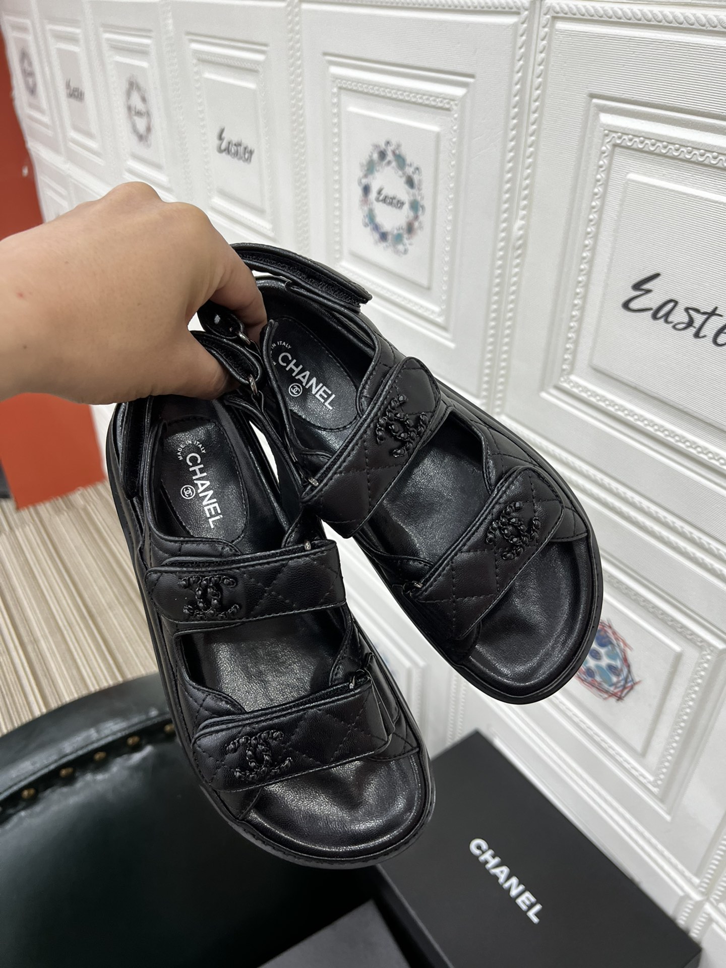 💰💰210💰💰女鞋 女装 女鞋 女装        Chan*l🔥小香爆款专柜一比一打造出来，火了整个半球的凉鞋，面料；牛皮+经典方格电绣，内里垫脚进口绵羊皮，脚槽结合人体脚型凹槽设计提高穿着舒适度。
鞋底:橡胶底片，
颜色:黑色，白色，杏色、金色、银色、涂鸦款、黑印花、兰印花
码数35-40「40定做不退换」