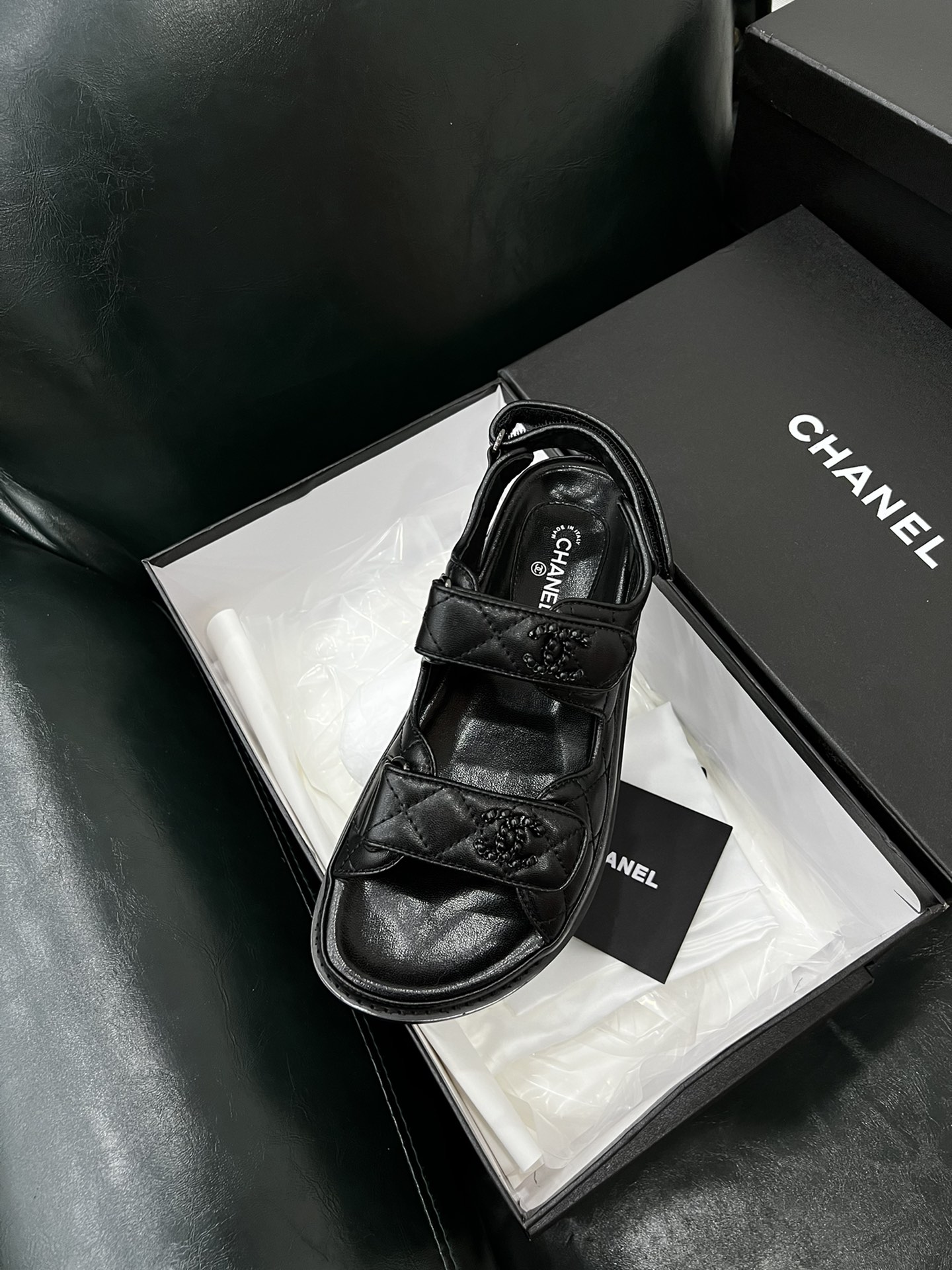 💰💰210💰💰女鞋 女装 女鞋 女装        Chan*l🔥小香爆款专柜一比一打造出来，火了整个半球的凉鞋，面料；牛皮+经典方格电绣，内里垫脚进口绵羊皮，脚槽结合人体脚型凹槽设计提高穿着舒适度。
鞋底:橡胶底片，
颜色:黑色，白色，杏色、金色、银色、涂鸦款、黑印花、兰印花
码数35-40「40定做不退换」