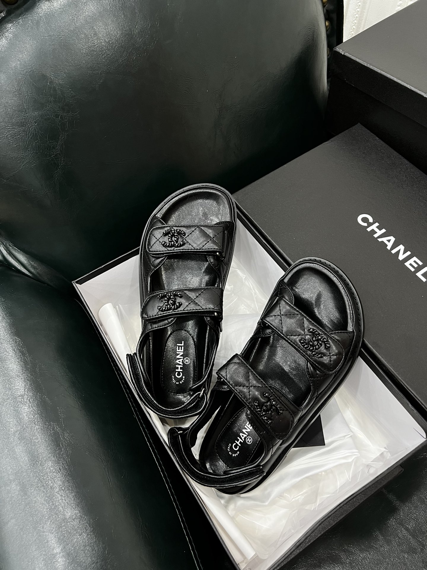 💰💰210💰💰女鞋 女装 女鞋 女装        Chan*l🔥小香爆款专柜一比一打造出来，火了整个半球的凉鞋，面料；牛皮+经典方格电绣，内里垫脚进口绵羊皮，脚槽结合人体脚型凹槽设计提高穿着舒适度。
鞋底:橡胶底片，
颜色:黑色，白色，杏色、金色、银色、涂鸦款、黑印花、兰印花
码数35-40「40定做不退换」