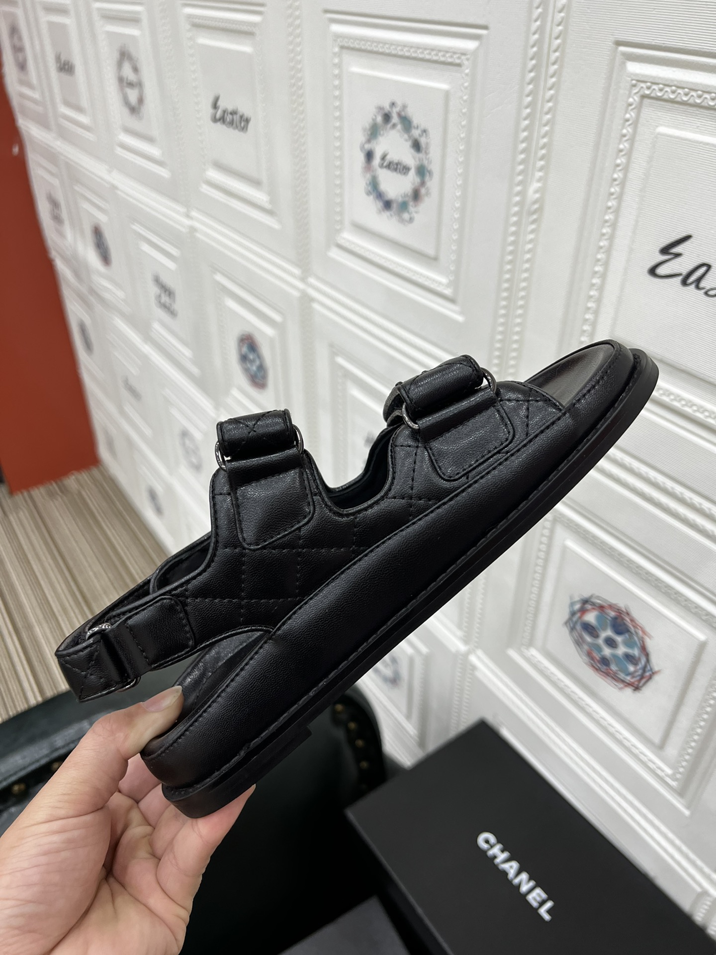 💰💰210💰💰女鞋 女装 女鞋 女装        Chan*l🔥小香爆款专柜一比一打造出来，火了整个半球的凉鞋，面料；牛皮+经典方格电绣，内里垫脚进口绵羊皮，脚槽结合人体脚型凹槽设计提高穿着舒适度。
鞋底:橡胶底片，
颜色:黑色，白色，杏色、金色、银色、涂鸦款、黑印花、兰印花
码数35-40「40定做不退换」