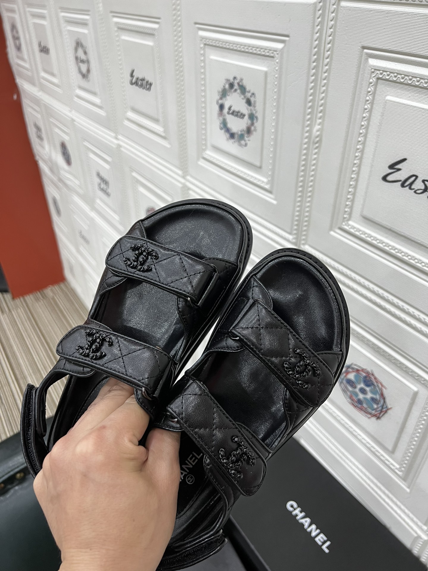 💰💰210💰💰女鞋 女装 女鞋 女装        Chan*l🔥小香爆款专柜一比一打造出来，火了整个半球的凉鞋，面料；牛皮+经典方格电绣，内里垫脚进口绵羊皮，脚槽结合人体脚型凹槽设计提高穿着舒适度。
鞋底:橡胶底片，
颜色:黑色，白色，杏色、金色、银色、涂鸦款、黑印花、兰印花
码数35-40「40定做不退换」