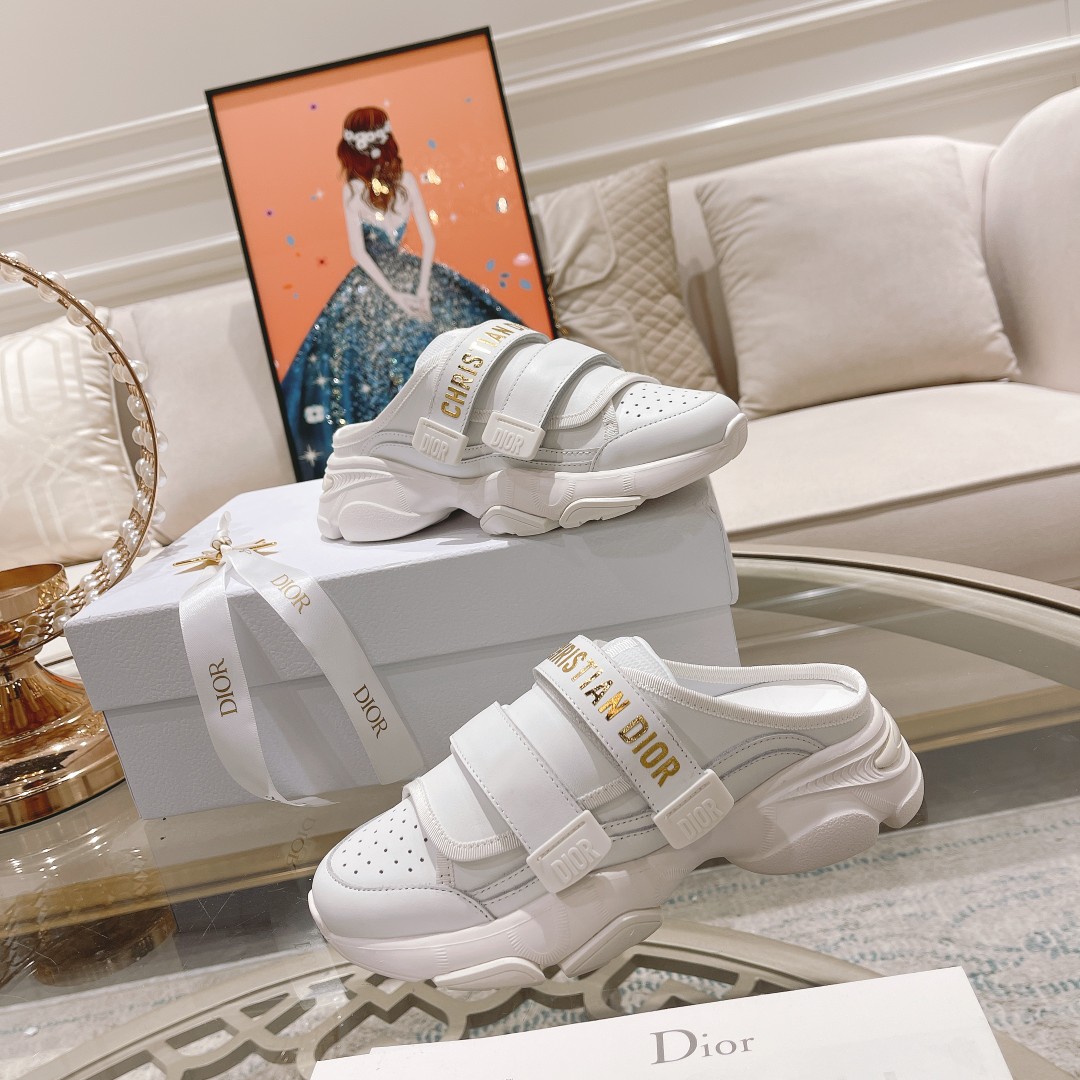 .Dior counter pop-up is hereSporty full-leather half-slipLa zapatilla D-Wander se reinterpreta con u