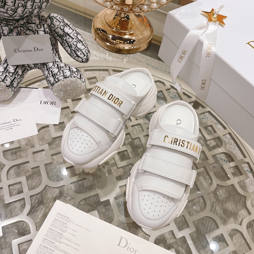 .Dior counter pop-up is hereSporty full-leather half-slipLa zapatilla D-Wander se reinterpreta con u