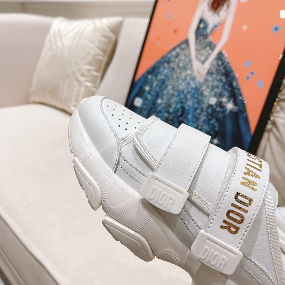 .Dior counter pop-up is hereSporty full-leather half-slipLa zapatilla D-Wander se reinterpreta con u