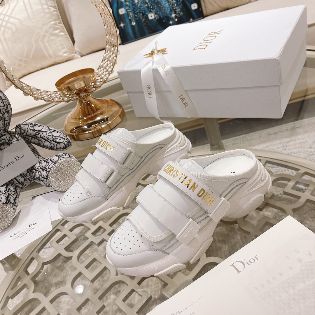 .Dior counter pop-up is hereSporty full-leather half-slipLa zapatilla D-Wander se reinterpreta con u