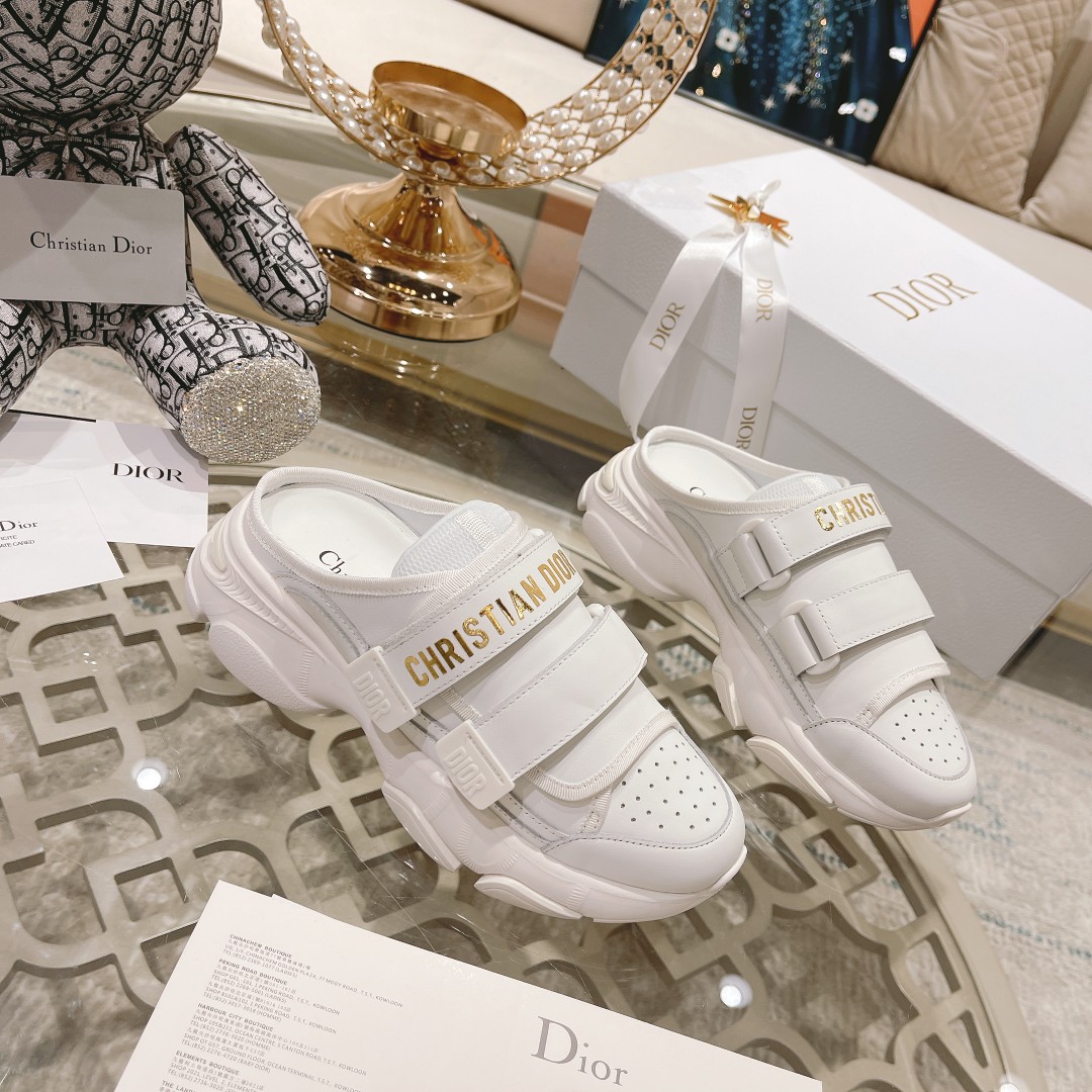 .Dior counter pop-up is hereSporty full-leather half-slipLa zapatilla D-Wander se reinterpreta con u
