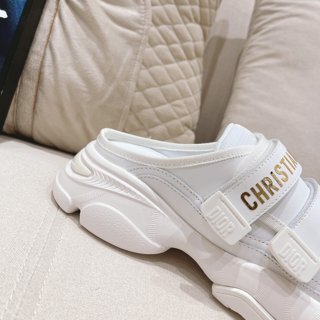 .Dior counter pop-up is hereSporty full-leather half-slipLa zapatilla D-Wander se reinterpreta con u