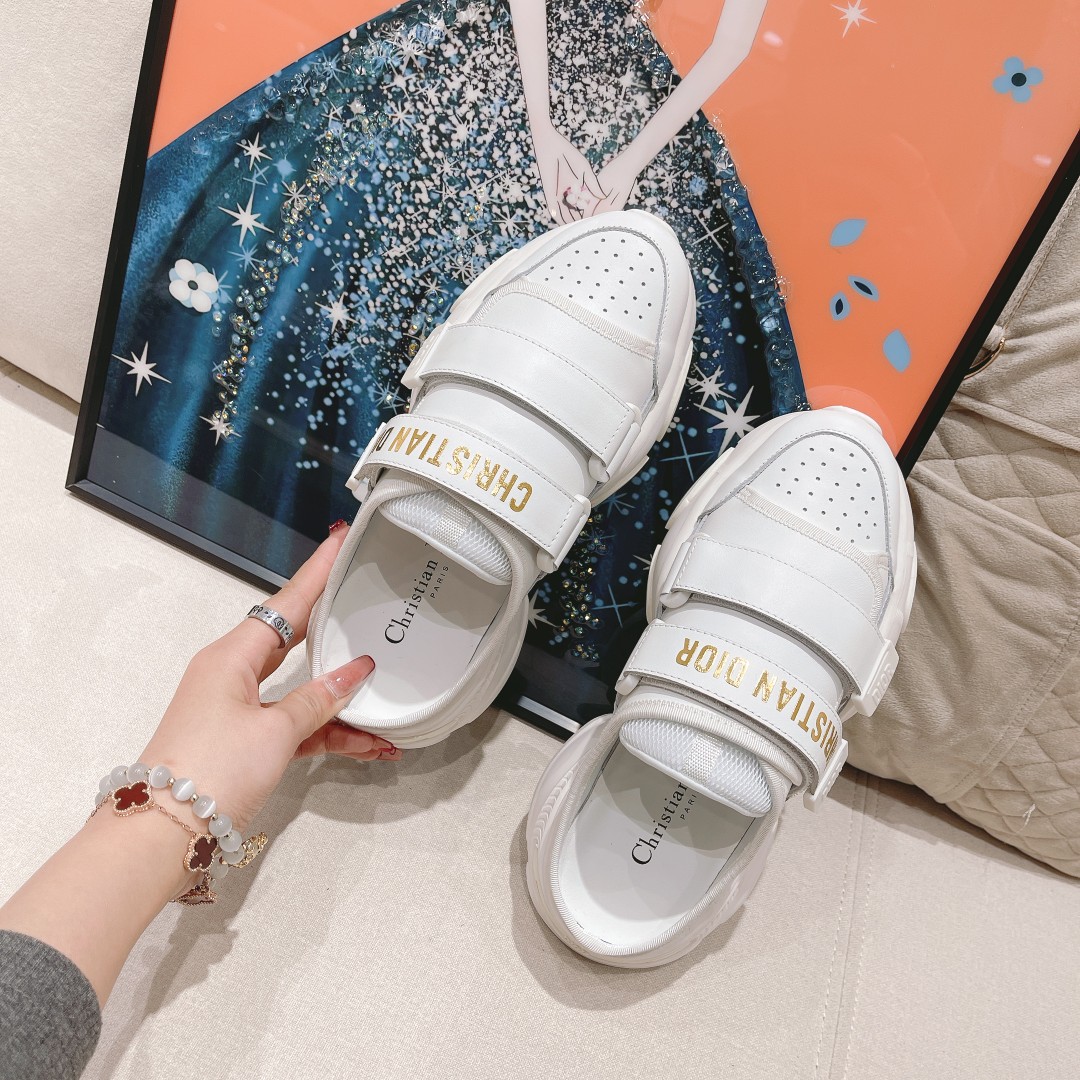 .Dior counter pop-up is hereSporty full-leather half-slipLa zapatilla D-Wander se reinterpreta con u