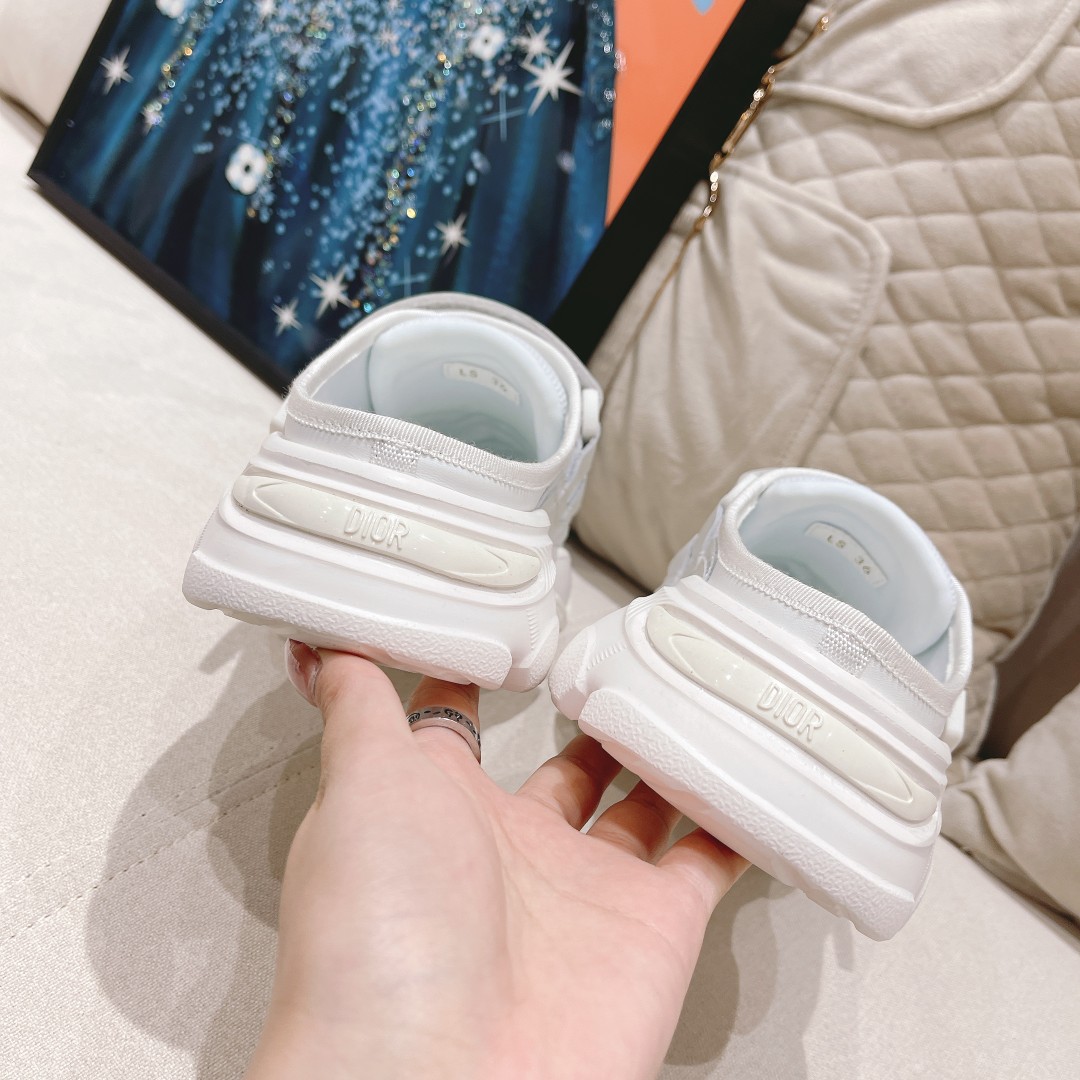 .Dior counter pop-up is hereSporty full-leather half-slipLa zapatilla D-Wander se reinterpreta con u