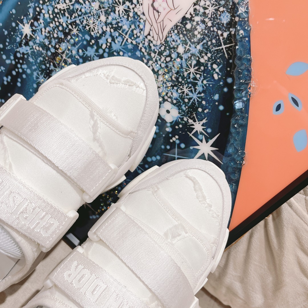 .Dior counter pop-ups come to la sporty half-tow Esta D - Wander trainer se reinterpreta con un dise