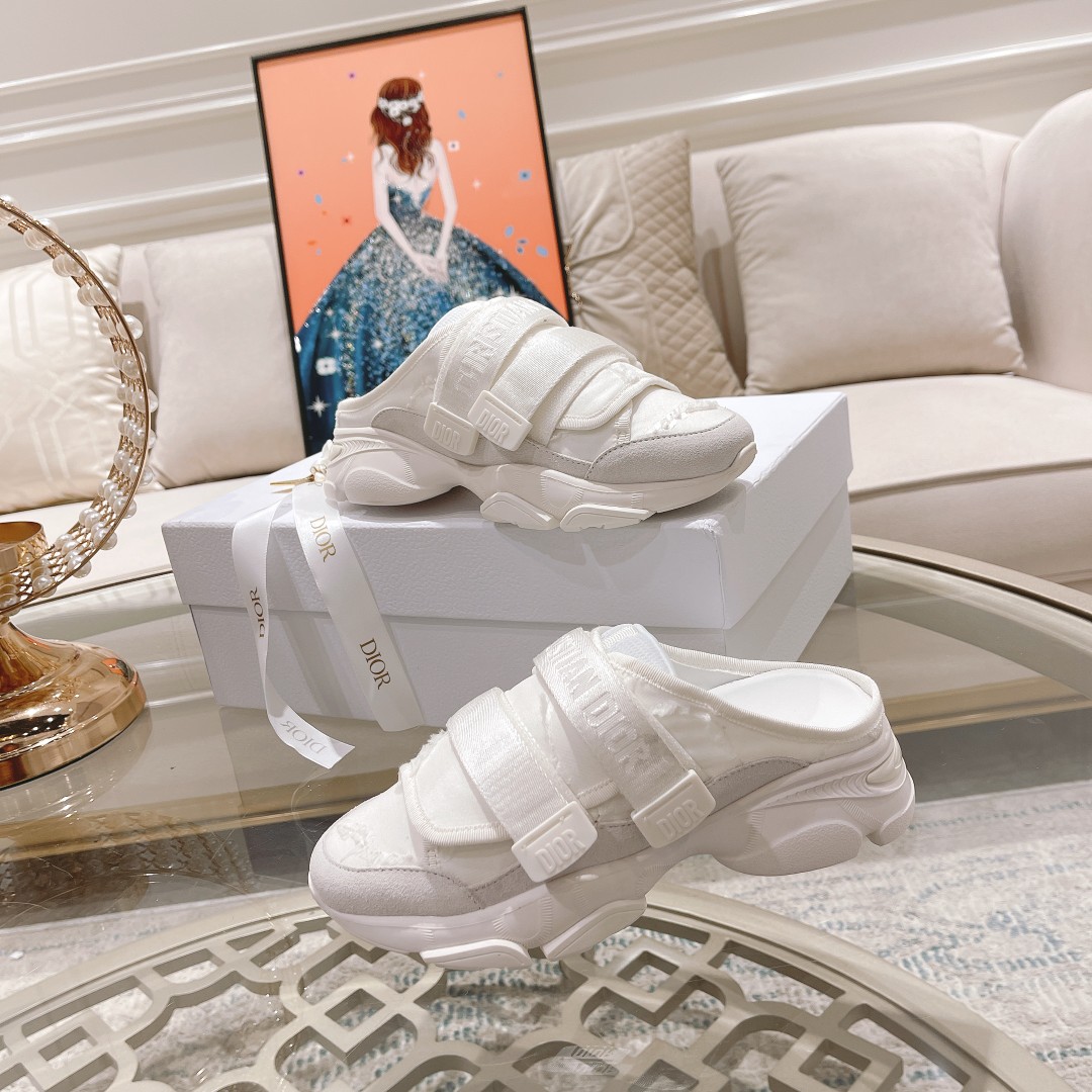 .Dior counter pop-ups come to la sporty half-tow Esta D - Wander trainer se reinterpreta con un dise
