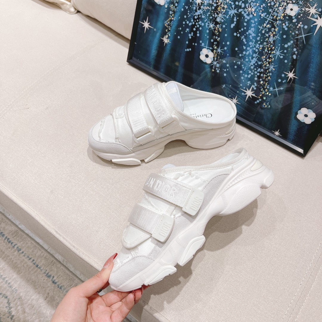 .Dior counter pop-ups come to la sporty half-tow Esta D - Wander trainer se reinterpreta con un dise