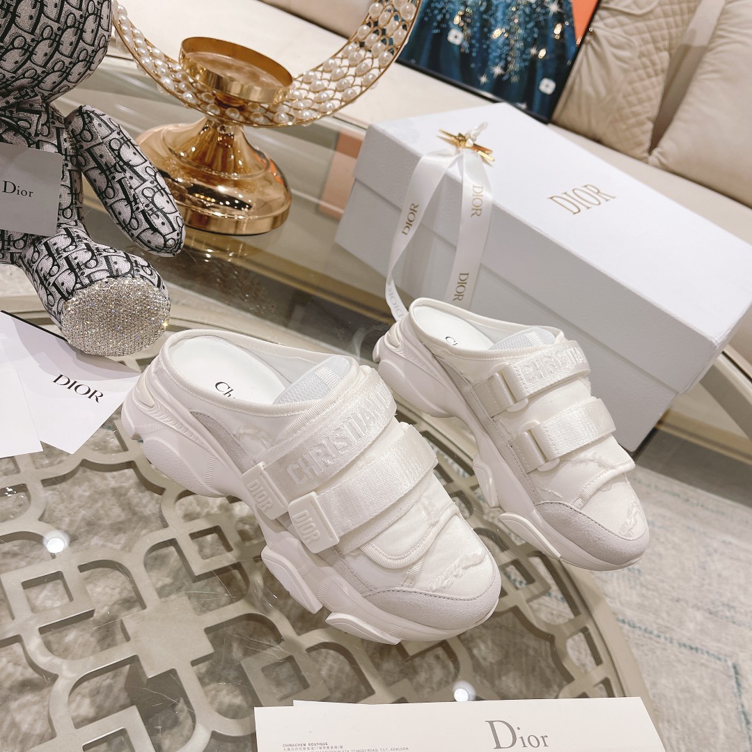.Dior counter pop-ups come to la sporty half-tow Esta D - Wander trainer se reinterpreta con un dise
