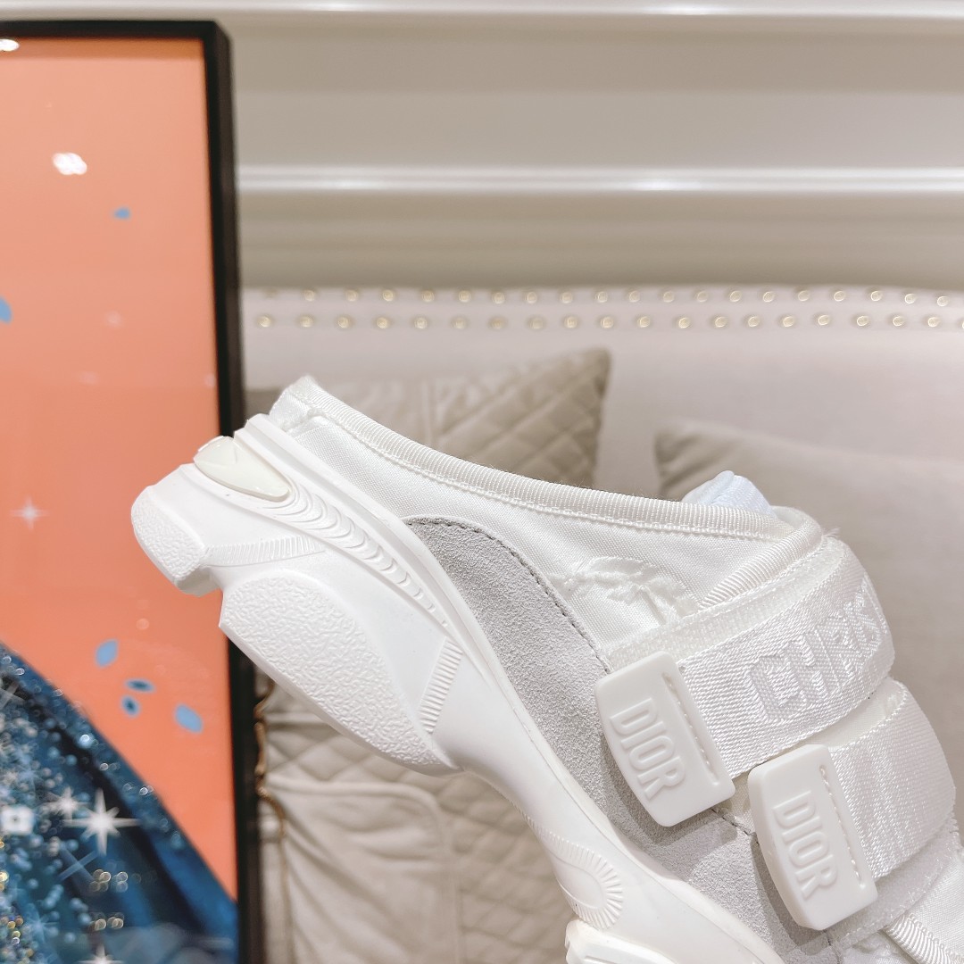 .Dior counter pop-ups come to la sporty half-tow Esta D - Wander trainer se reinterpreta con un dise