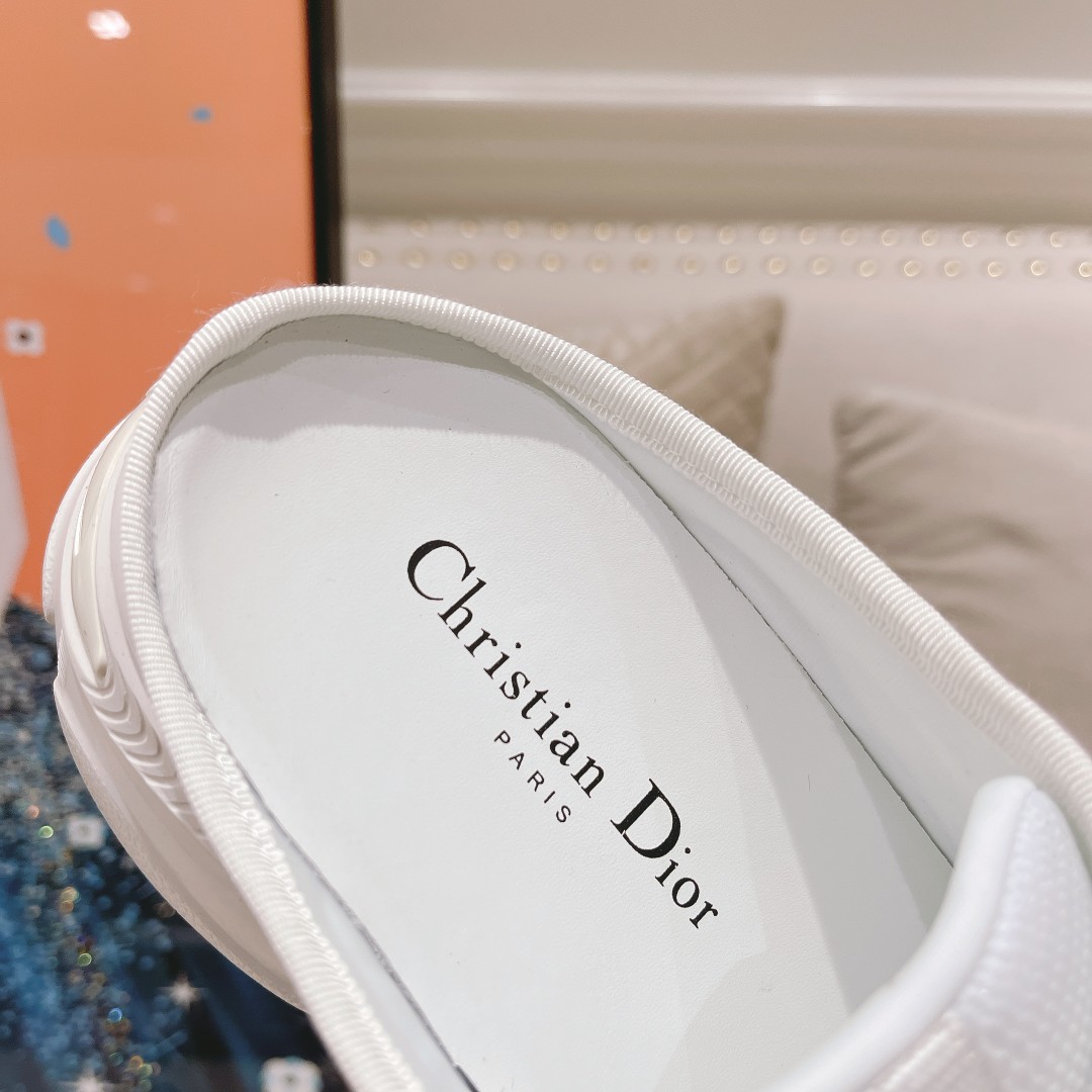 .Dior counter pop-ups come to la sporty half-tow Esta D - Wander trainer se reinterpreta con un dise