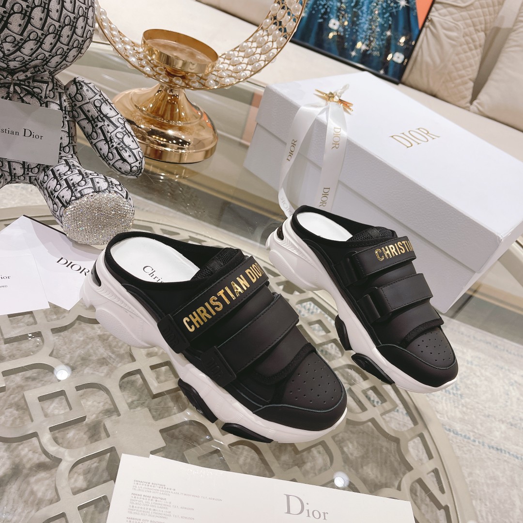 .Dior counter pop-up is hereSporty full-leather half-slipLa zapatilla D-Wander se reinterpreta con u