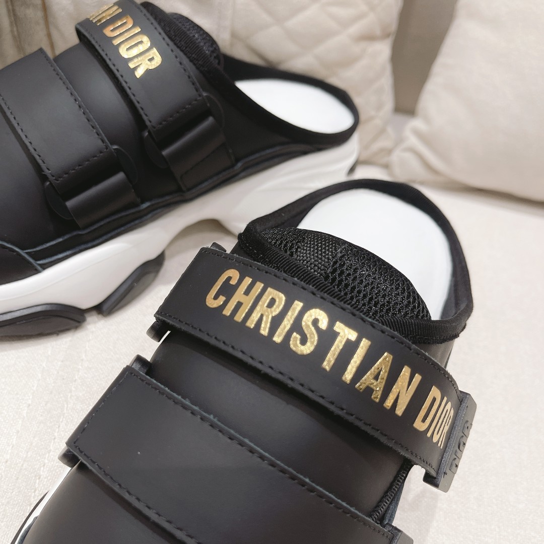 .Dior counter pop-up is hereSporty full-leather half-slipLa zapatilla D-Wander se reinterpreta con u