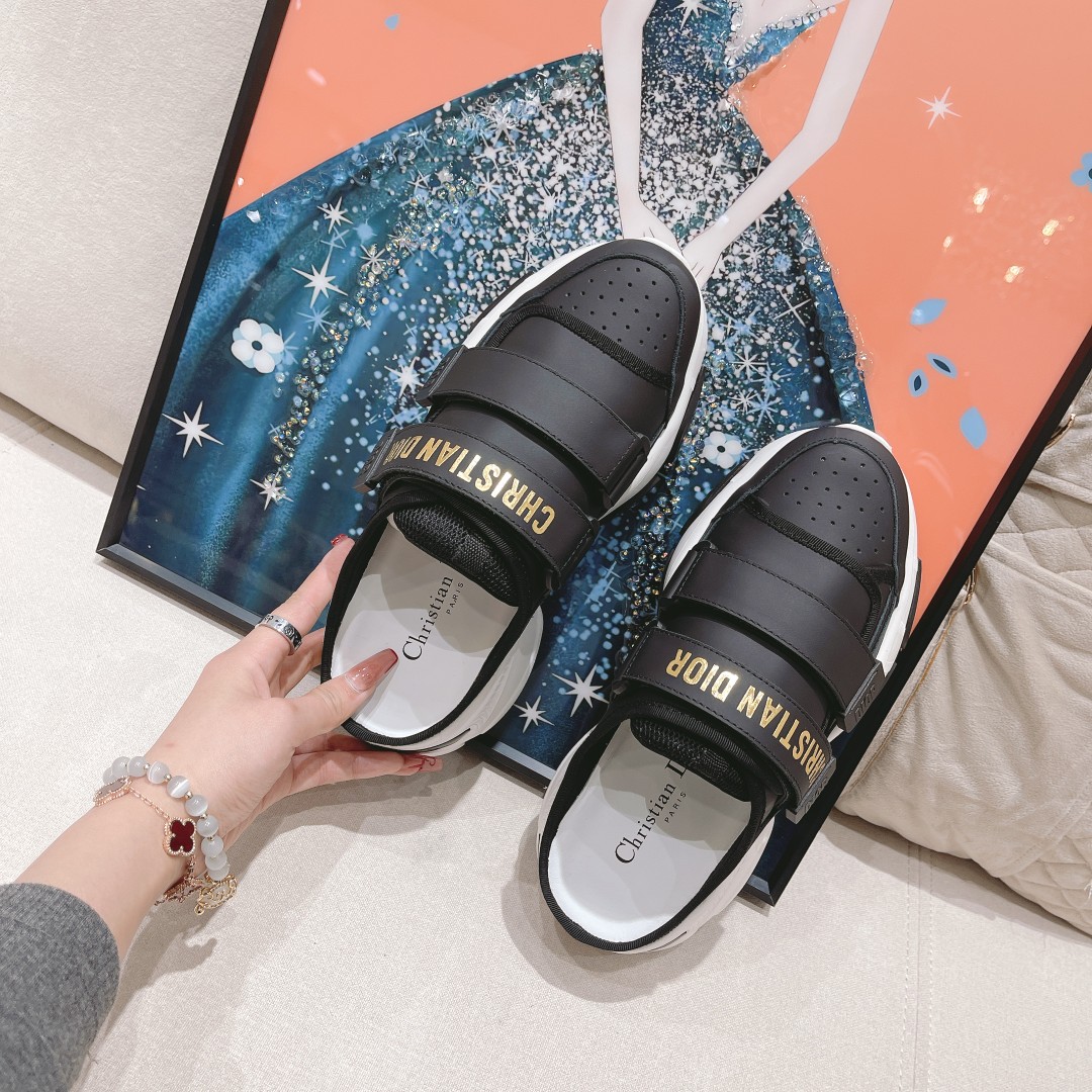 .Dior counter pop-up is hereSporty full-leather half-slipLa zapatilla D-Wander se reinterpreta con u