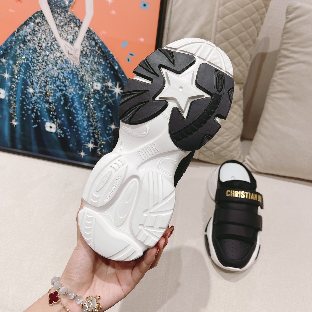 .Dior counter pop-up is hereSporty full-leather half-slipLa zapatilla D-Wander se reinterpreta con u