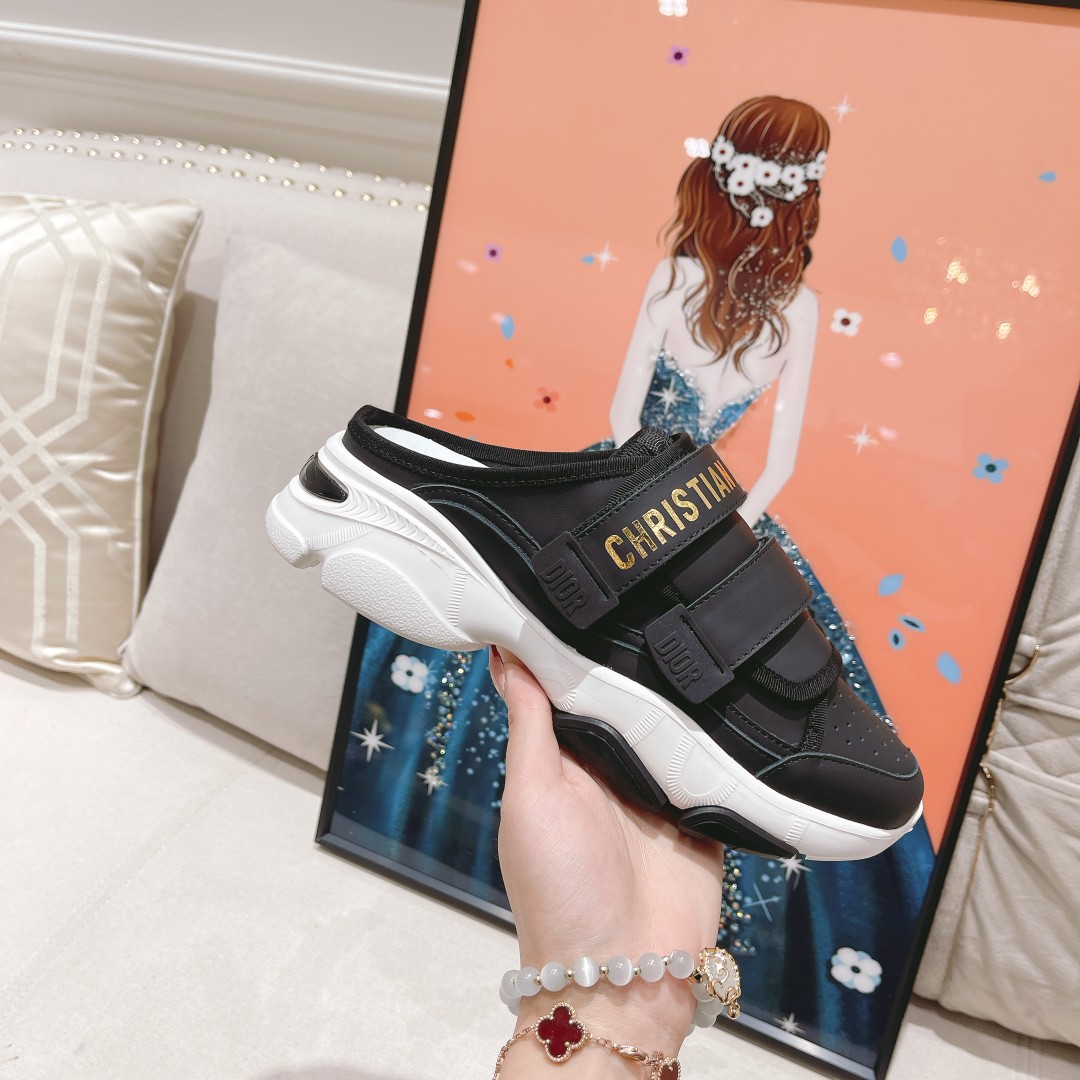 .Dior counter pop-up is hereSporty full-leather half-slipLa zapatilla D-Wander se reinterpreta con u