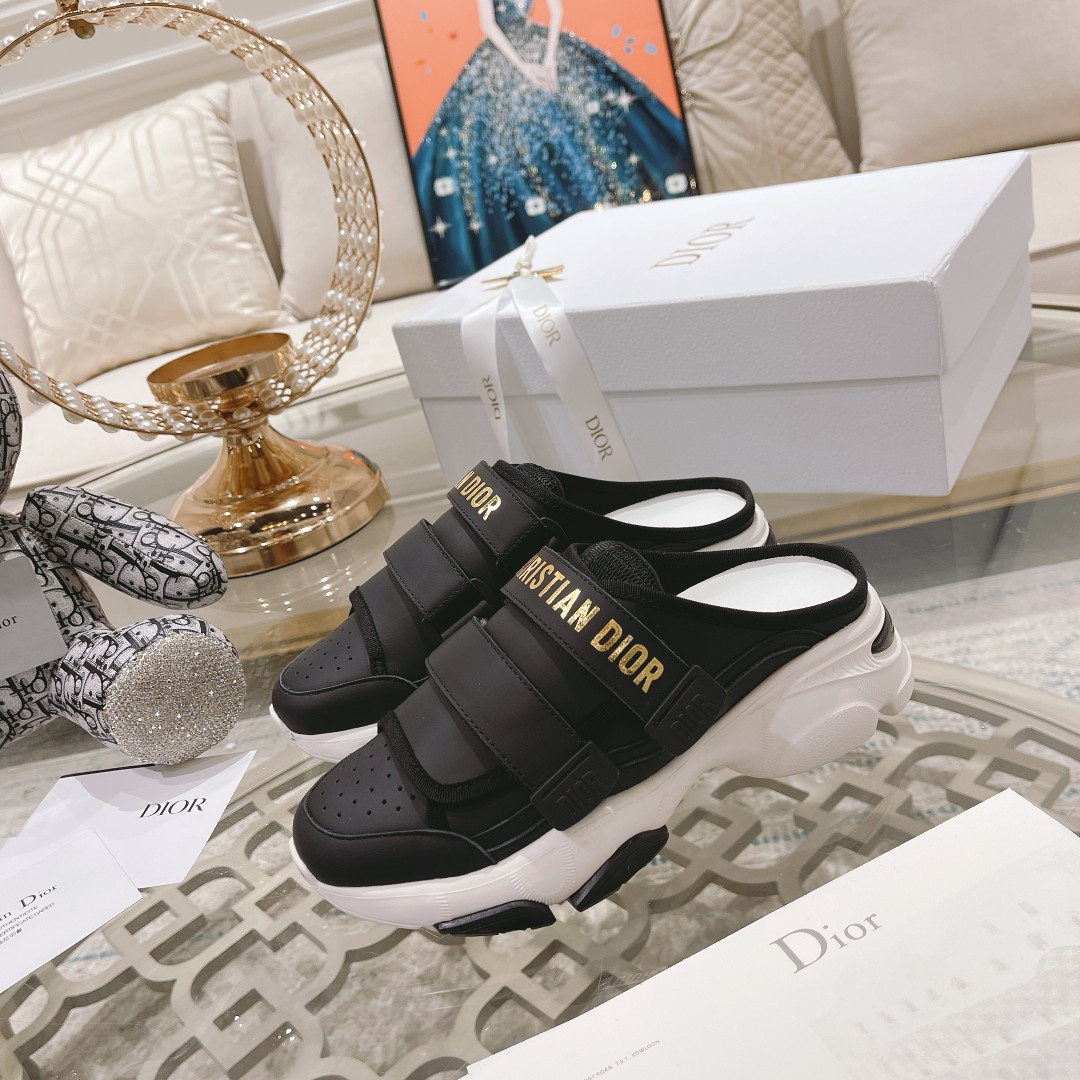 .Dior counter pop-up is hereSporty full-leather half-slipLa zapatilla D-Wander se reinterpreta con u