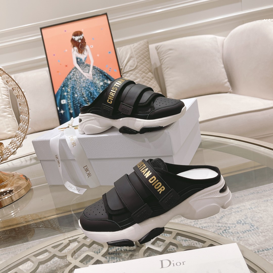 .Dior counter pop-up is hereSporty full-leather half-slipLa zapatilla D-Wander se reinterpreta con u