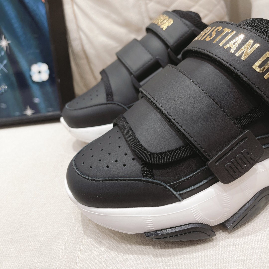 .Dior counter pop-up is hereSporty full-leather half-slipLa zapatilla D-Wander se reinterpreta con u