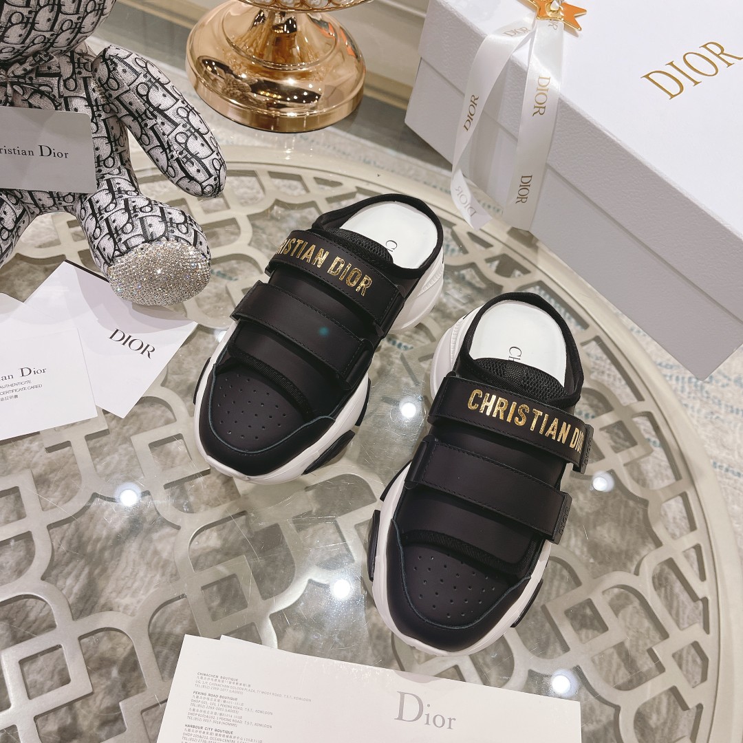 .Dior counter pop-up is hereSporty full-leather half-slipLa zapatilla D-Wander se reinterpreta con u