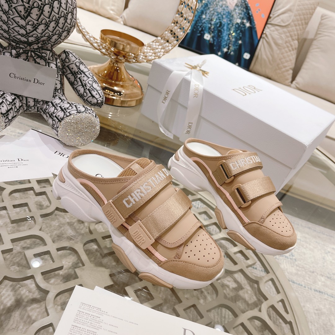 .Dior counter pop-up is hereSporty full-leather half-slipLa zapatilla D-Wander se reinterpreta con u