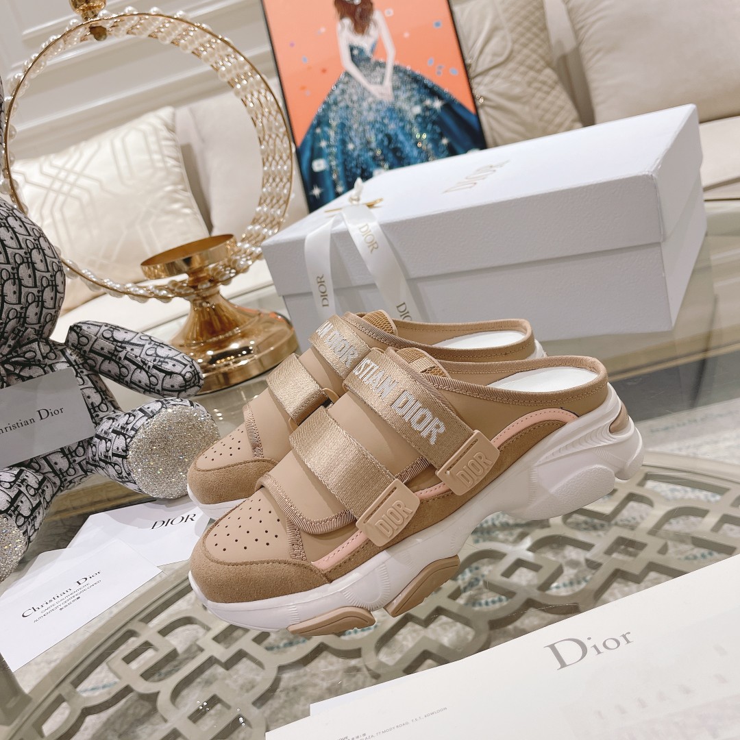 .Dior counter pop-up is hereSporty full-leather half-slipLa zapatilla D-Wander se reinterpreta con u
