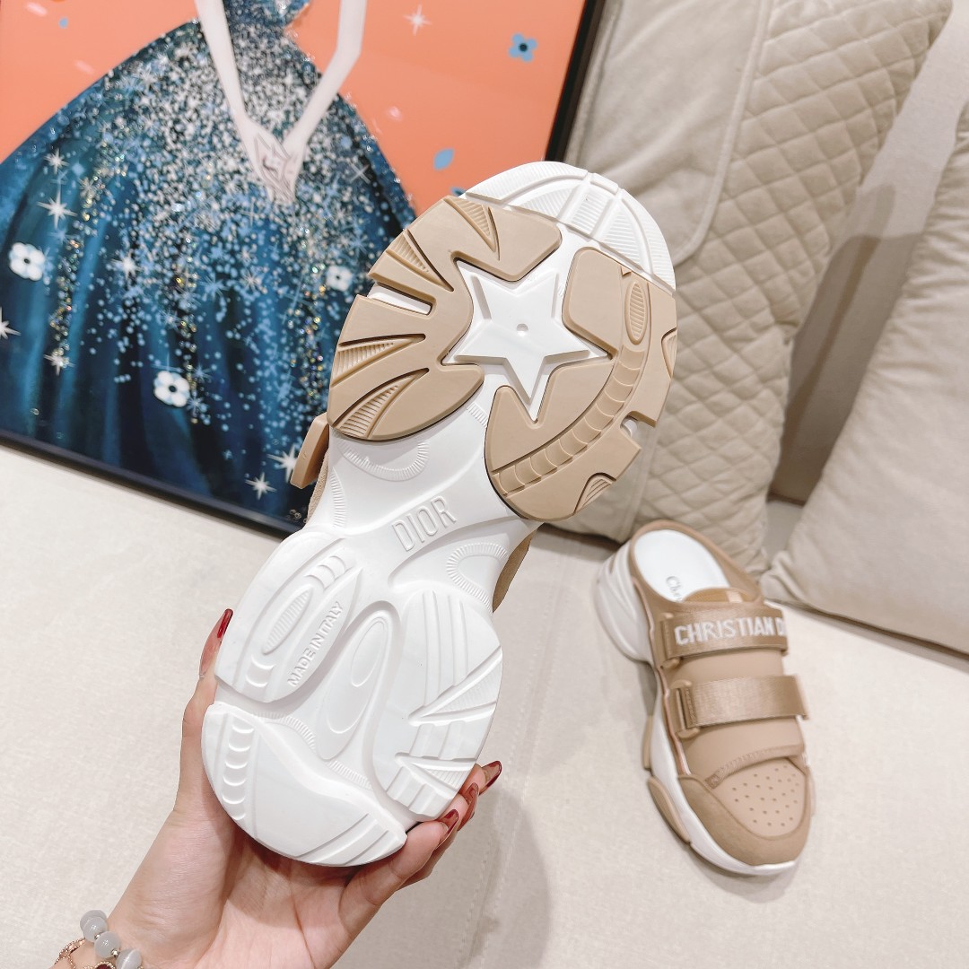 .Dior counter pop-up is hereSporty full-leather half-slipLa zapatilla D-Wander se reinterpreta con u