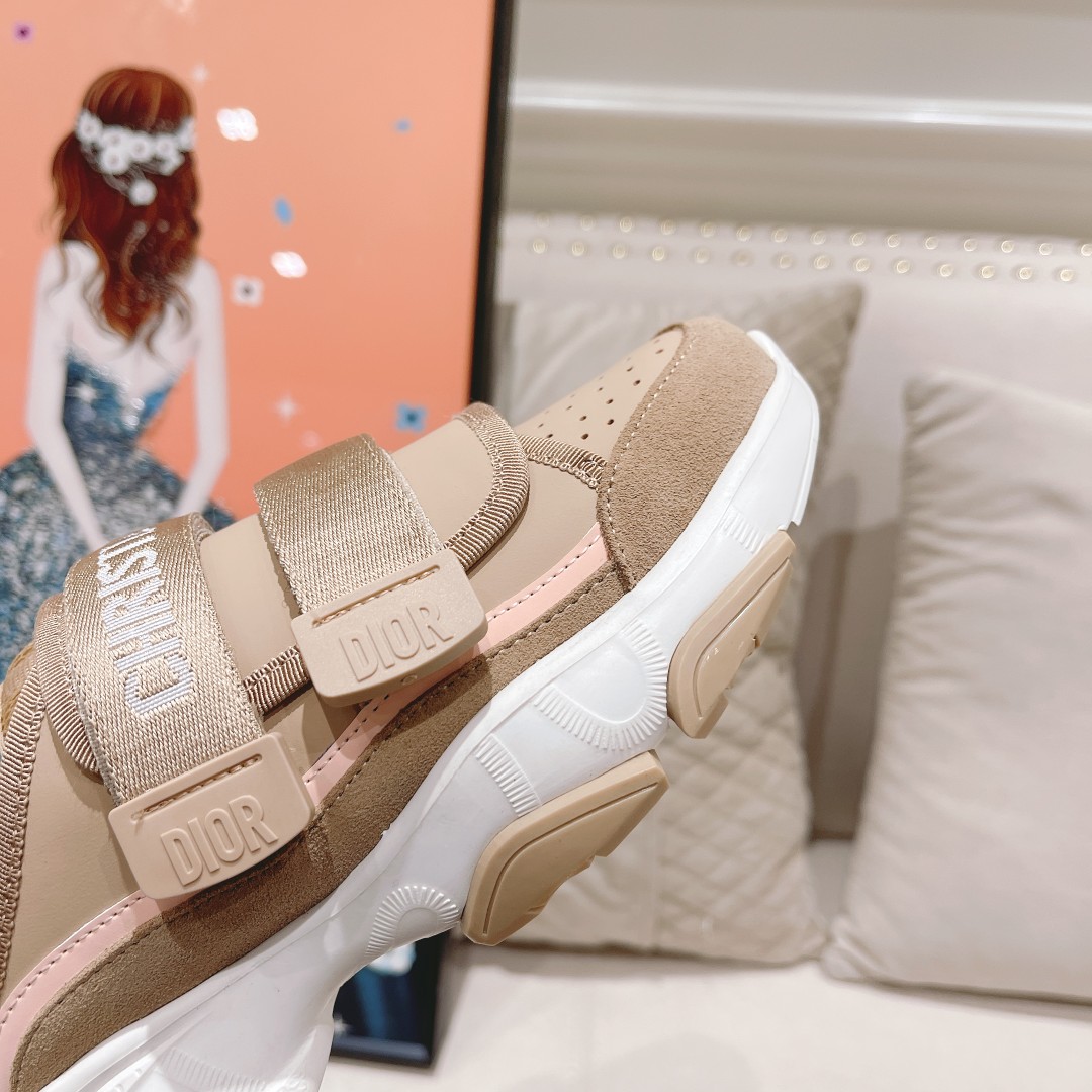 .Dior counter pop-up is hereSporty full-leather half-slipLa zapatilla D-Wander se reinterpreta con u