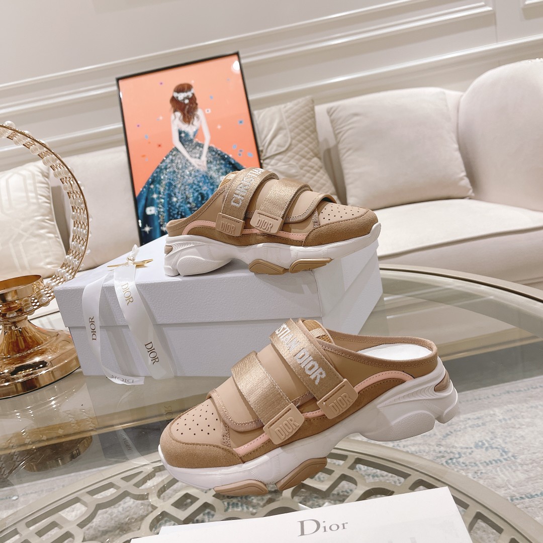 .Dior counter pop-up is hereSporty full-leather half-slipLa zapatilla D-Wander se reinterpreta con u