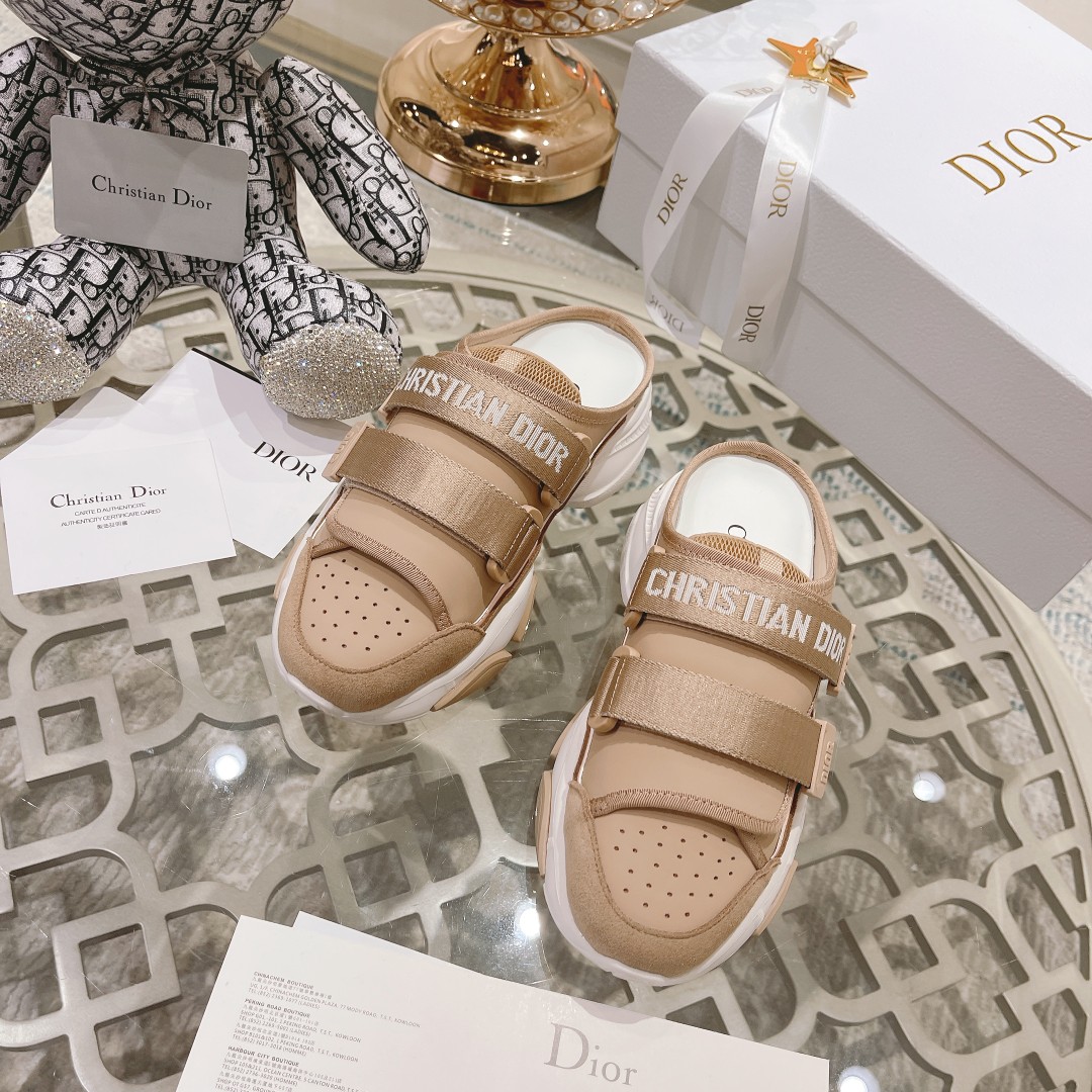 .Dior counter pop-up is hereSporty full-leather half-slipLa zapatilla D-Wander se reinterpreta con u