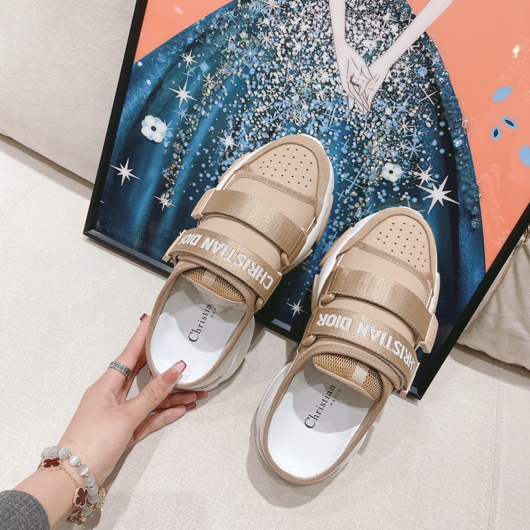 .Dior counter pop-up is hereSporty full-leather half-slipLa zapatilla D-Wander se reinterpreta con u