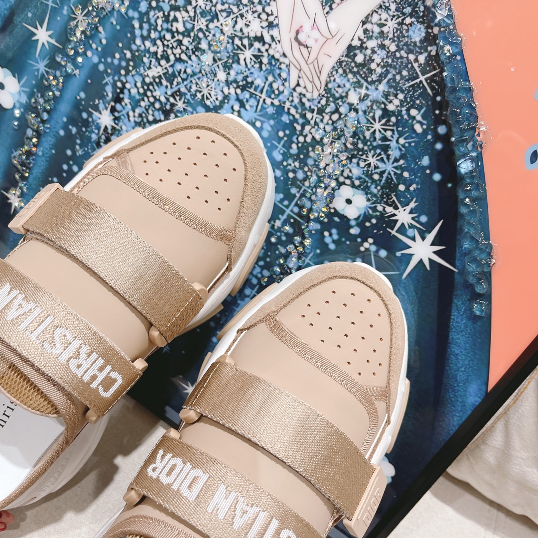 .Dior counter pop-up is hereSporty full-leather half-slipLa zapatilla D-Wander se reinterpreta con u