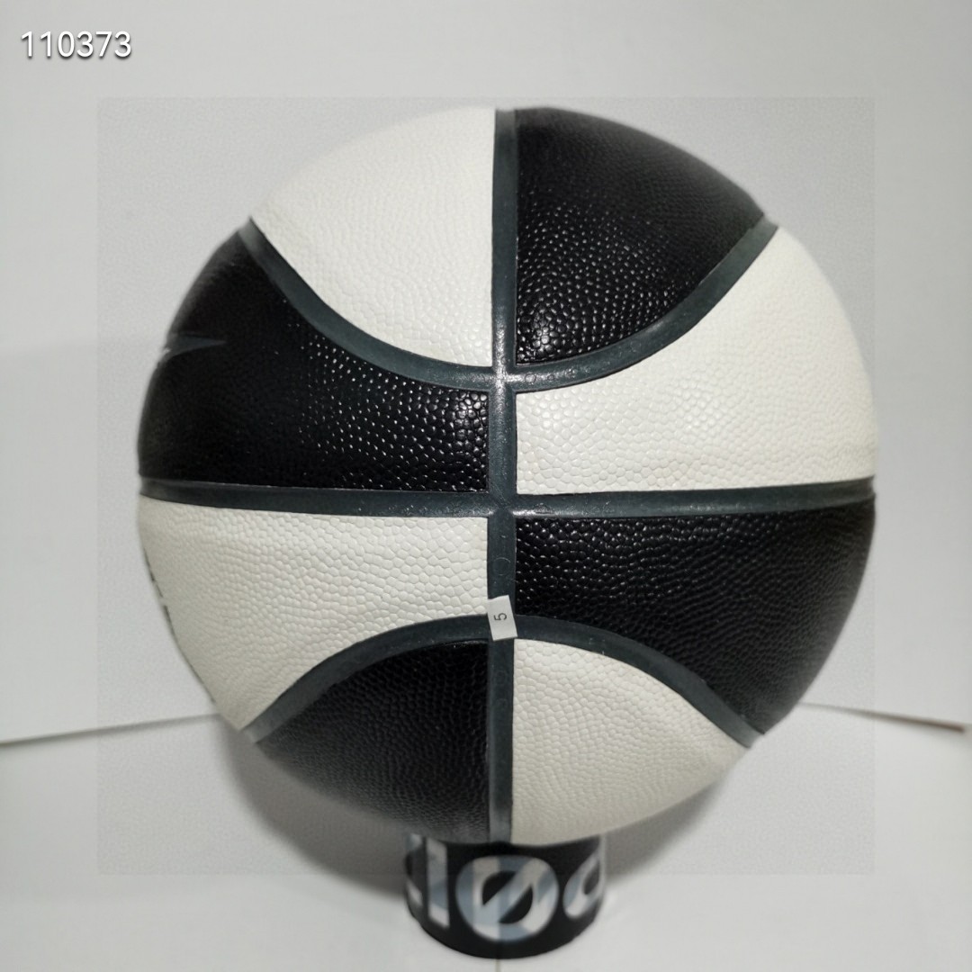 💰75
Nike/耐克篮球 经典系列花色球 
配色:黑白色  【耐磨pu软皮】
型号:7号标准球
场地:室内外木地板，水泥地
🏀🏀🏀🏀🏀🏀🏀🏀
🔥🔥注意事项🔥🔥: 
充气前请充分湿润球针，用肥皂水为佳，防止气门受损，造成气门漏气。