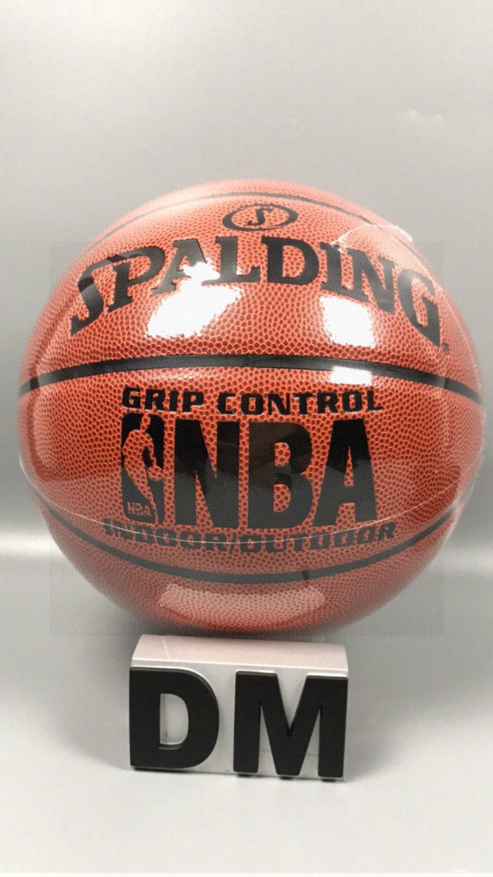 批85
Spalding斯伯丁男子7号比赛专用篮球 
型号74-604Y【耐磨软皮】
品名:NBA比赛用球
系列:经典系列 
规格:7号（标准球 ）
场地:适合室内室外
—————————————
🔥🔥注意事项🔥🔥: 
充气前请充分湿润球针，用肥皂水为佳，防止气门受损，造成气门漏气。