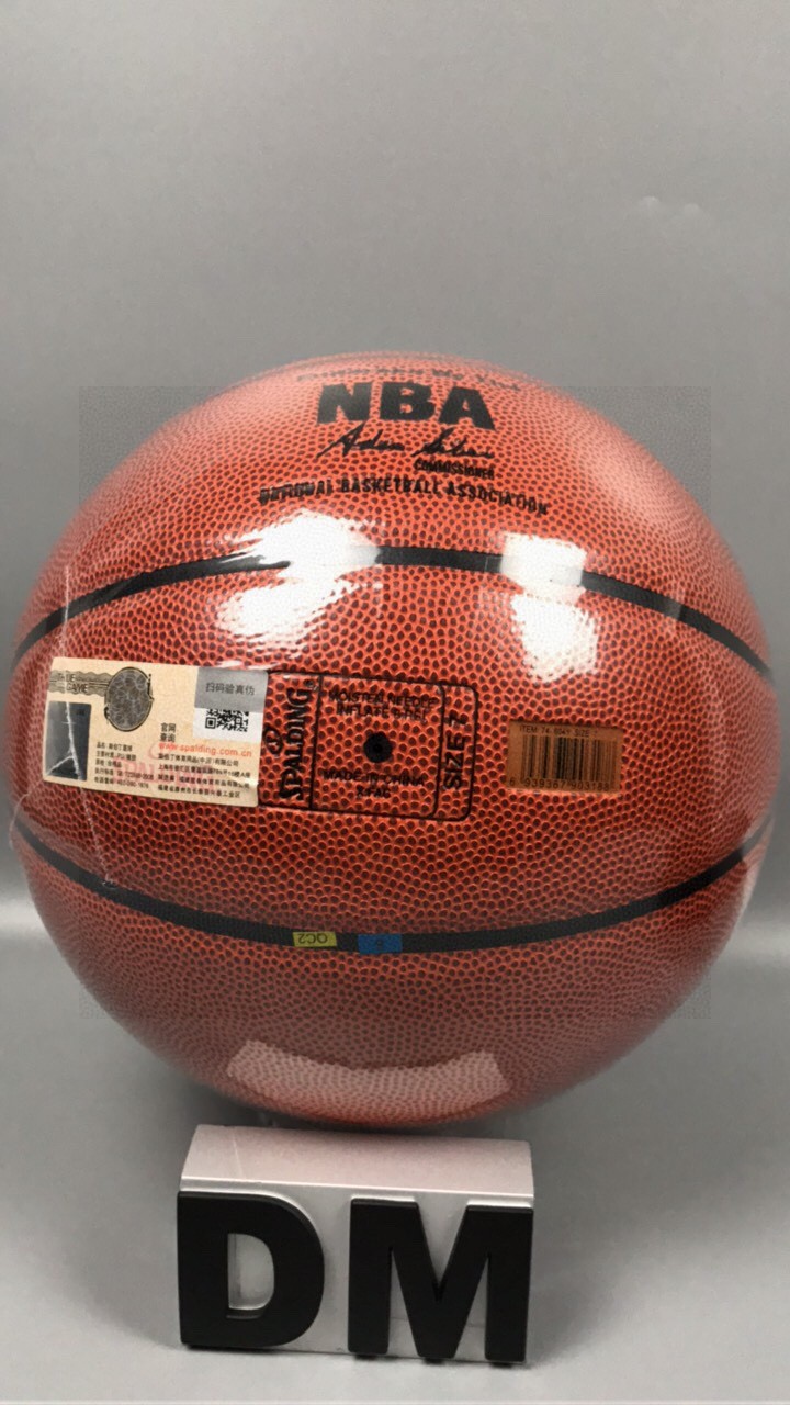 批85
Spalding斯伯丁男子7号比赛专用篮球 
型号74-604Y【耐磨软皮】
品名:NBA比赛用球
系列:经典系列 
规格:7号（标准球 ）
场地:适合室内室外
—————————————
🔥🔥注意事项🔥🔥: 
充气前请充分湿润球针，用肥皂水为佳，防止气门受损，造成气门漏气。