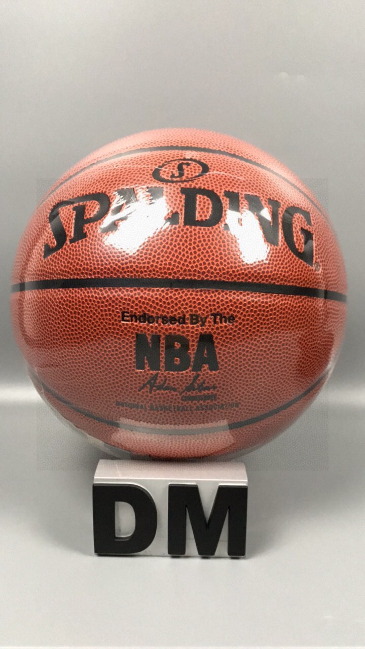 批85
Spalding斯伯丁男子7号比赛专用篮球 
型号74-604Y【耐磨软皮】
品名:NBA比赛用球
系列:经典系列 
规格:7号（标准球 ）
场地:适合室内室外
—————————————
🔥🔥注意事项🔥🔥: 
充气前请充分湿润球针，用肥皂水为佳，防止气门受损，造成气门漏气。