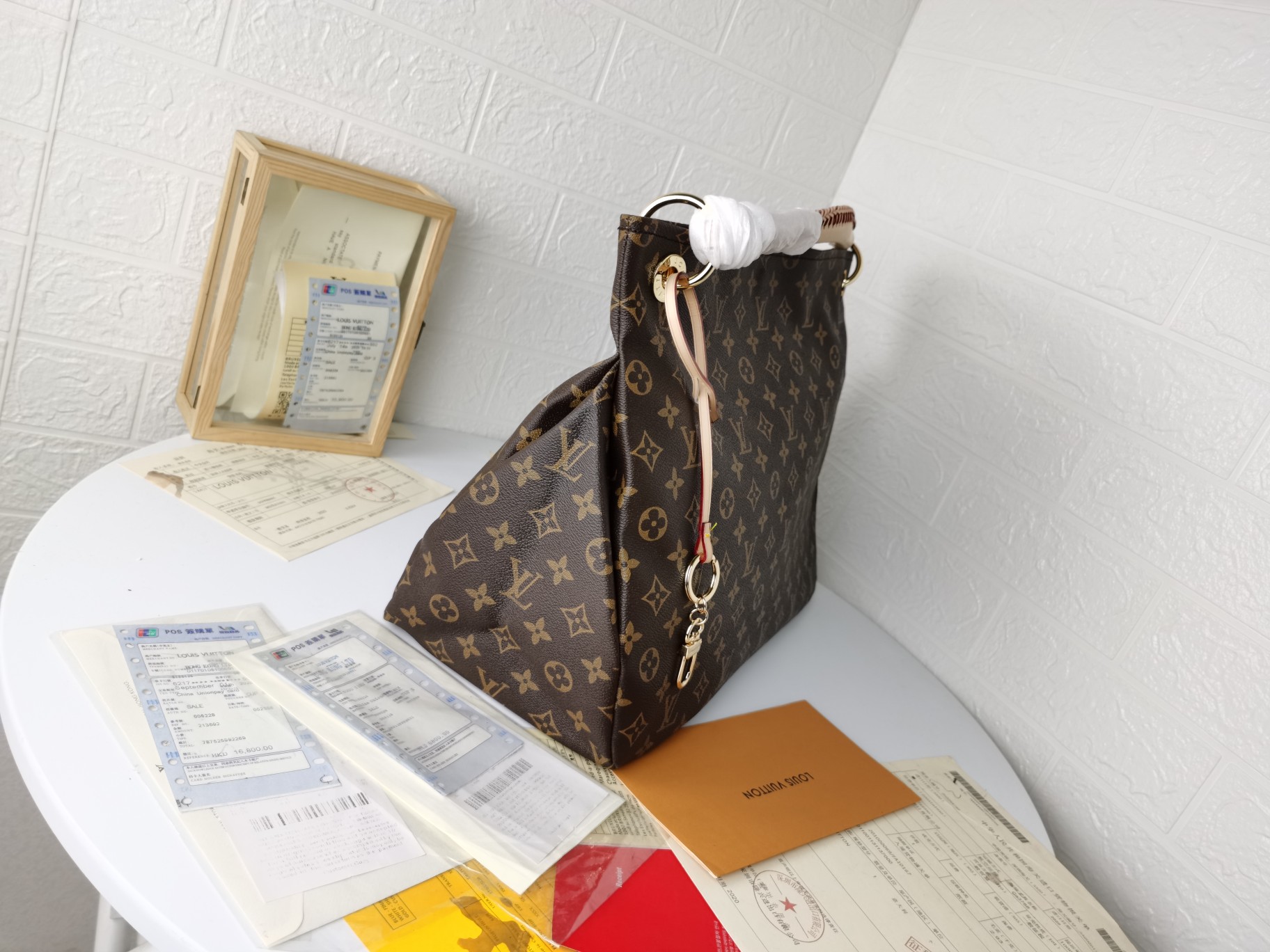 Artsy 中号白格手袋 - 上品なDamier Azur帆布