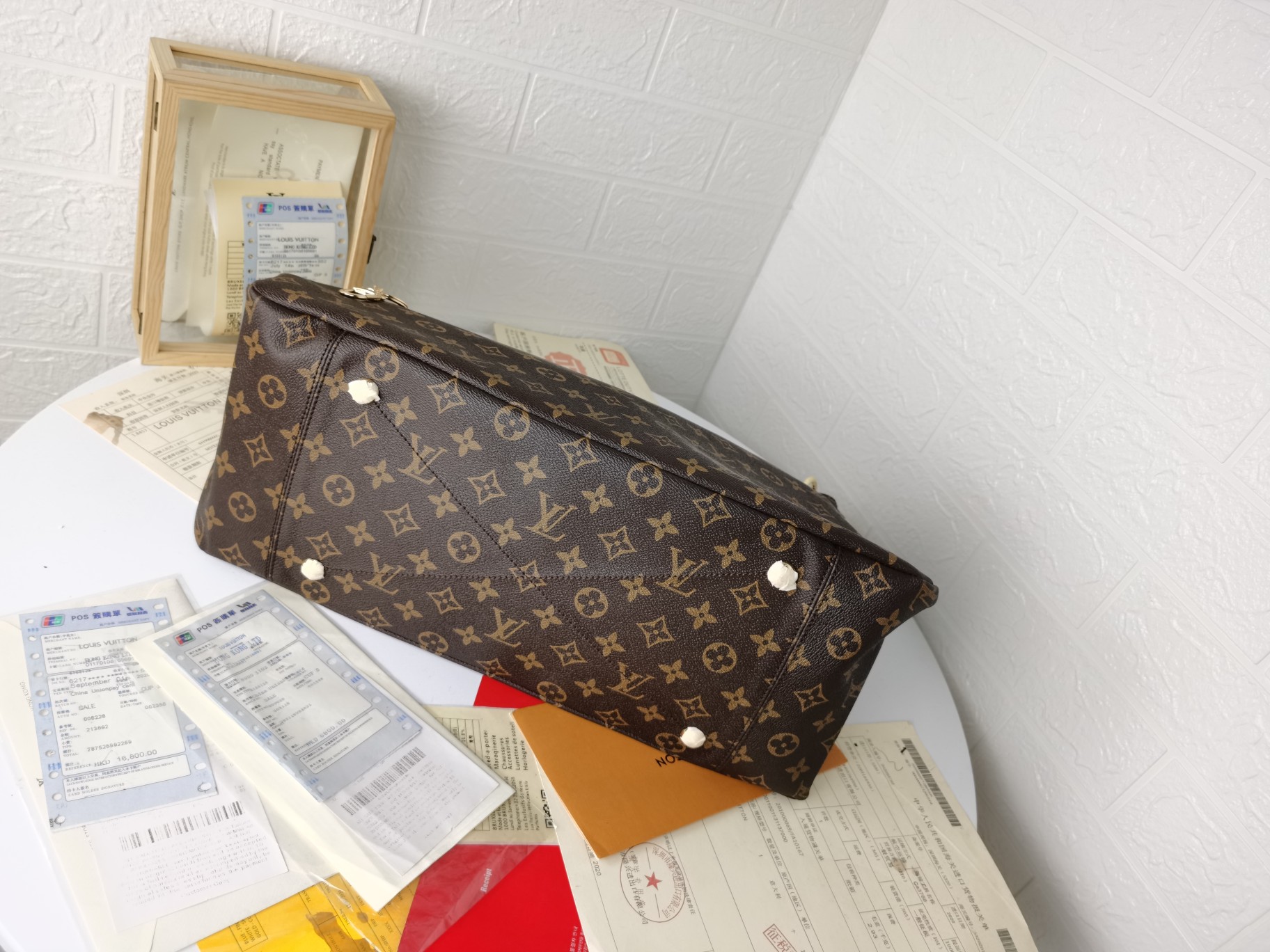 Artsy 中号白格手袋 - 上品なDamier Azur帆布
