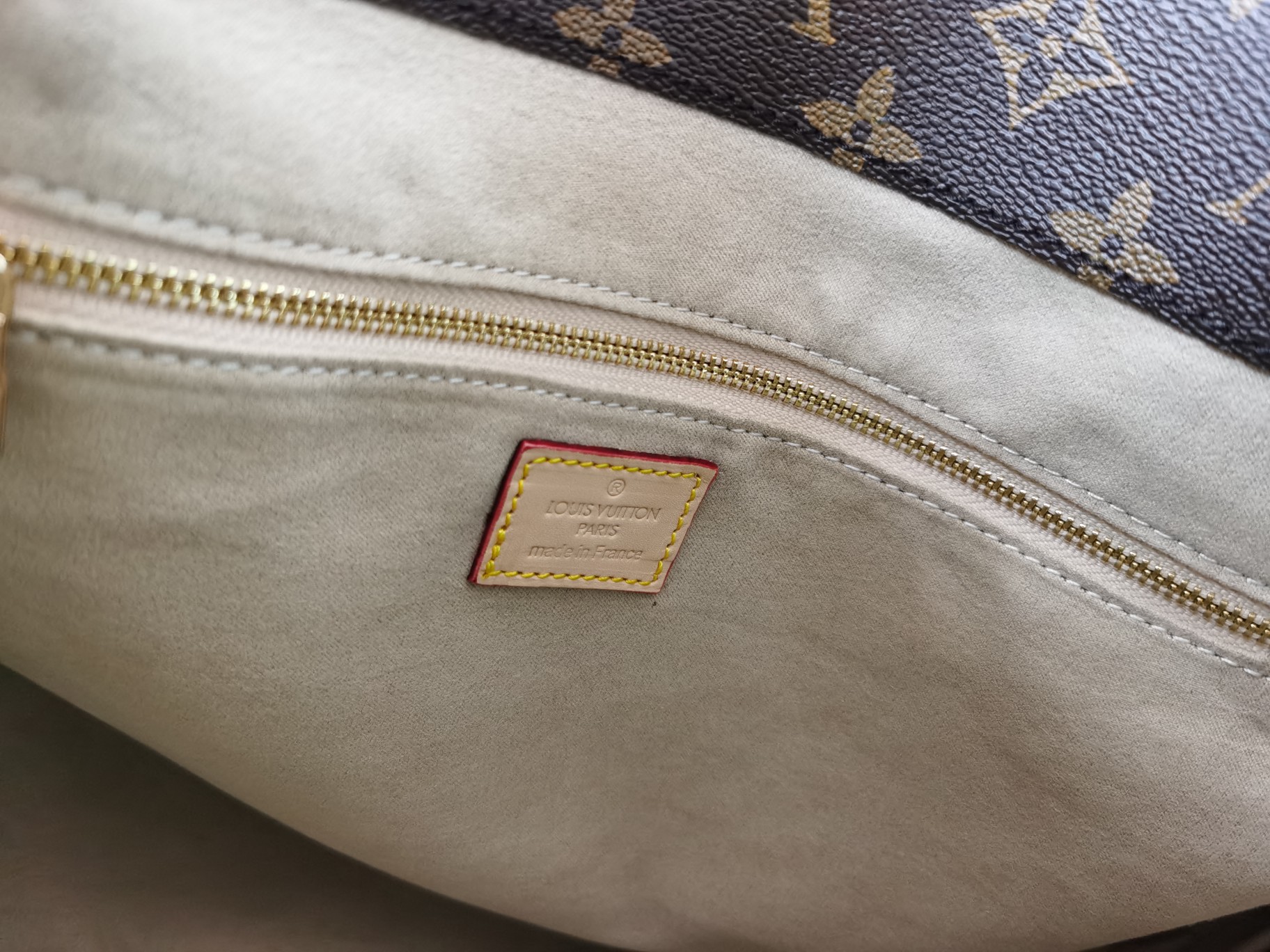 Artsy 中号白格手袋 - 上品なDamier Azur帆布