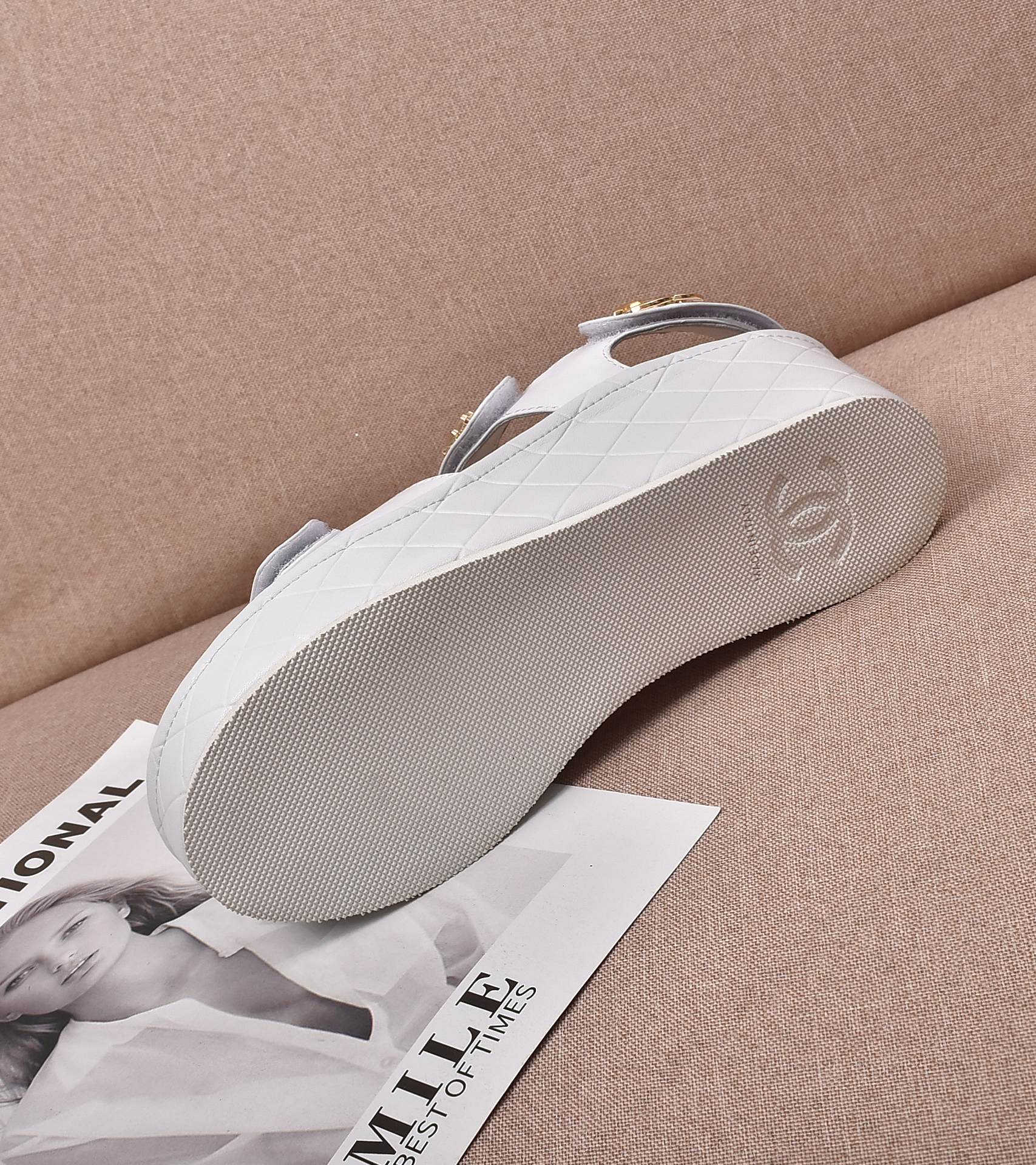 2022Chanel Chanel Sandalias de piel de vaca Letra Logo Velcro Fondo Grueso, Tejido: Piel de vacuno d