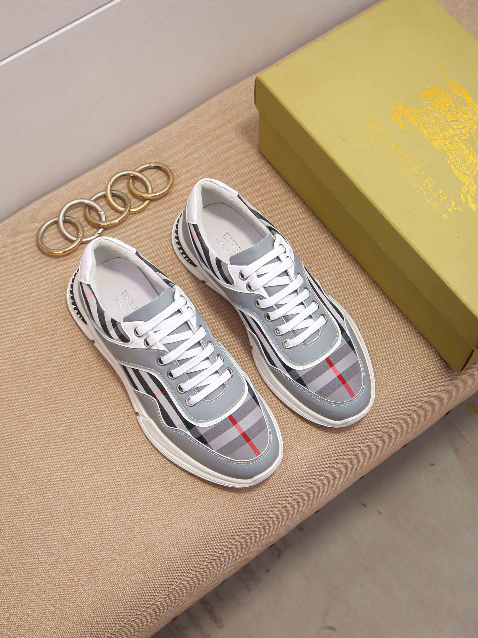 I0  Burberry 巴宝莉  男士休闲鞋经典条纹布搭配进口头层丝绸小牛皮配高丝光磨砂皮 全真绵羊皮内里非常舒适，原版大底，2色选、细节决定品质，欢迎对比，