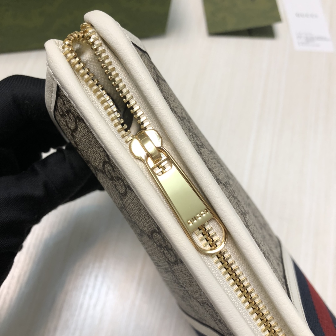 Ophidia系列延续了之前超薄拉链GG Supreme 高级人造帆布手包的灵感，设计出了这款大容量的稍