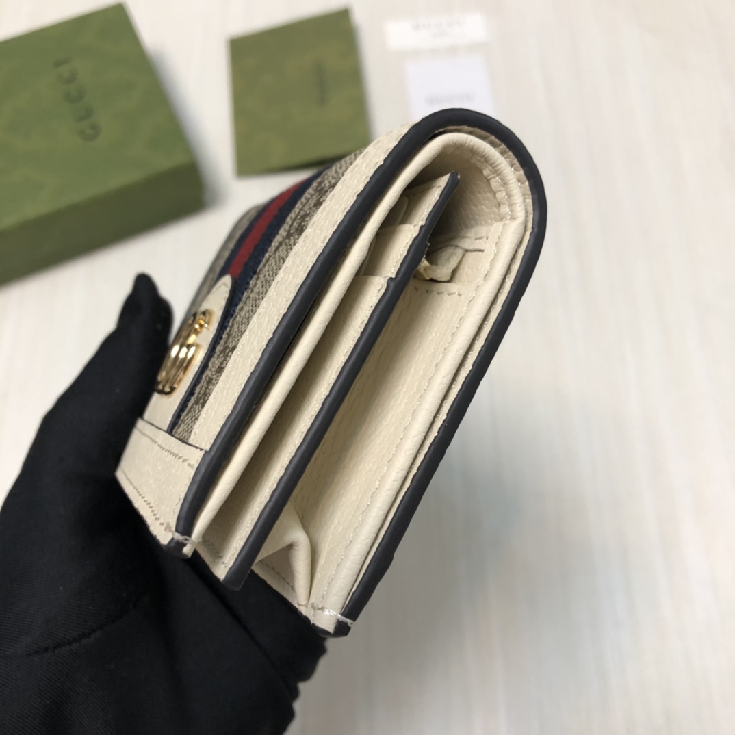 于1970年代开始使用的GG标识，由始于1930年代的早期Gucci钻石菱格纹演化而来。这款长款钱包将标