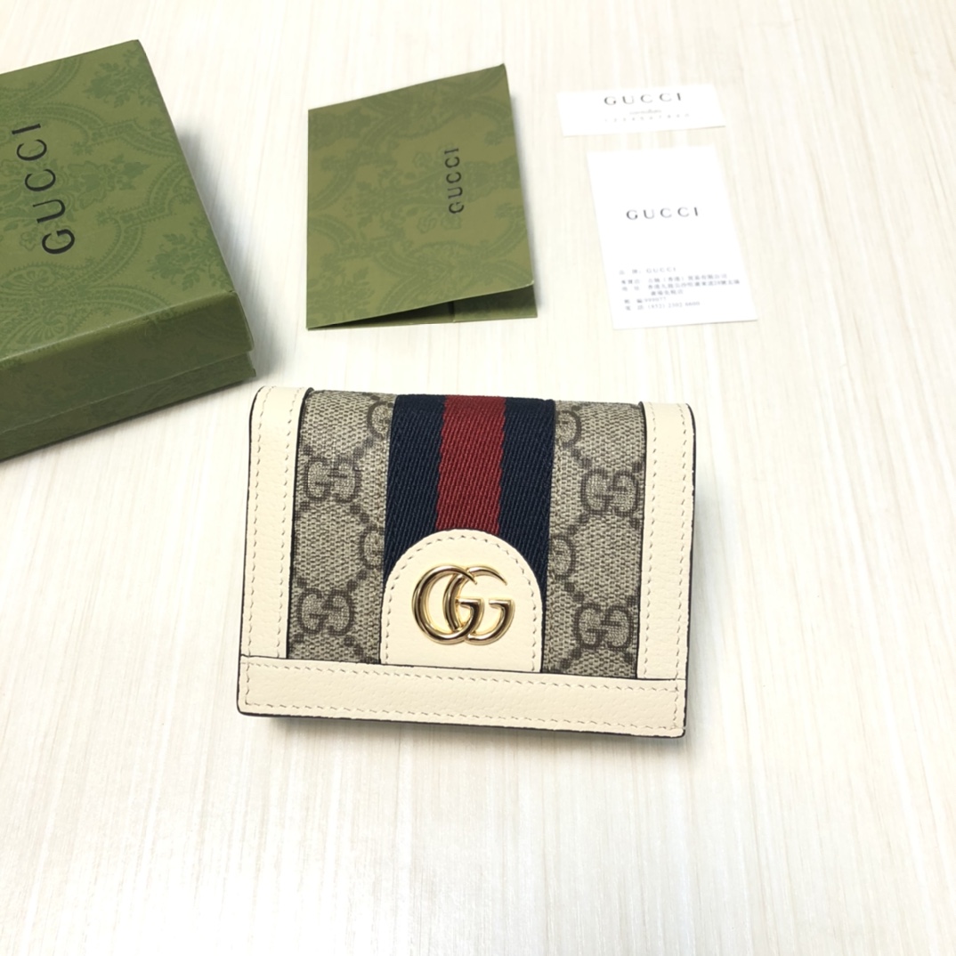 于1970年代开始使用的GG标识，由始于1930年代的早期Gucci钻石菱格纹演化而来。这款长款钱包将标