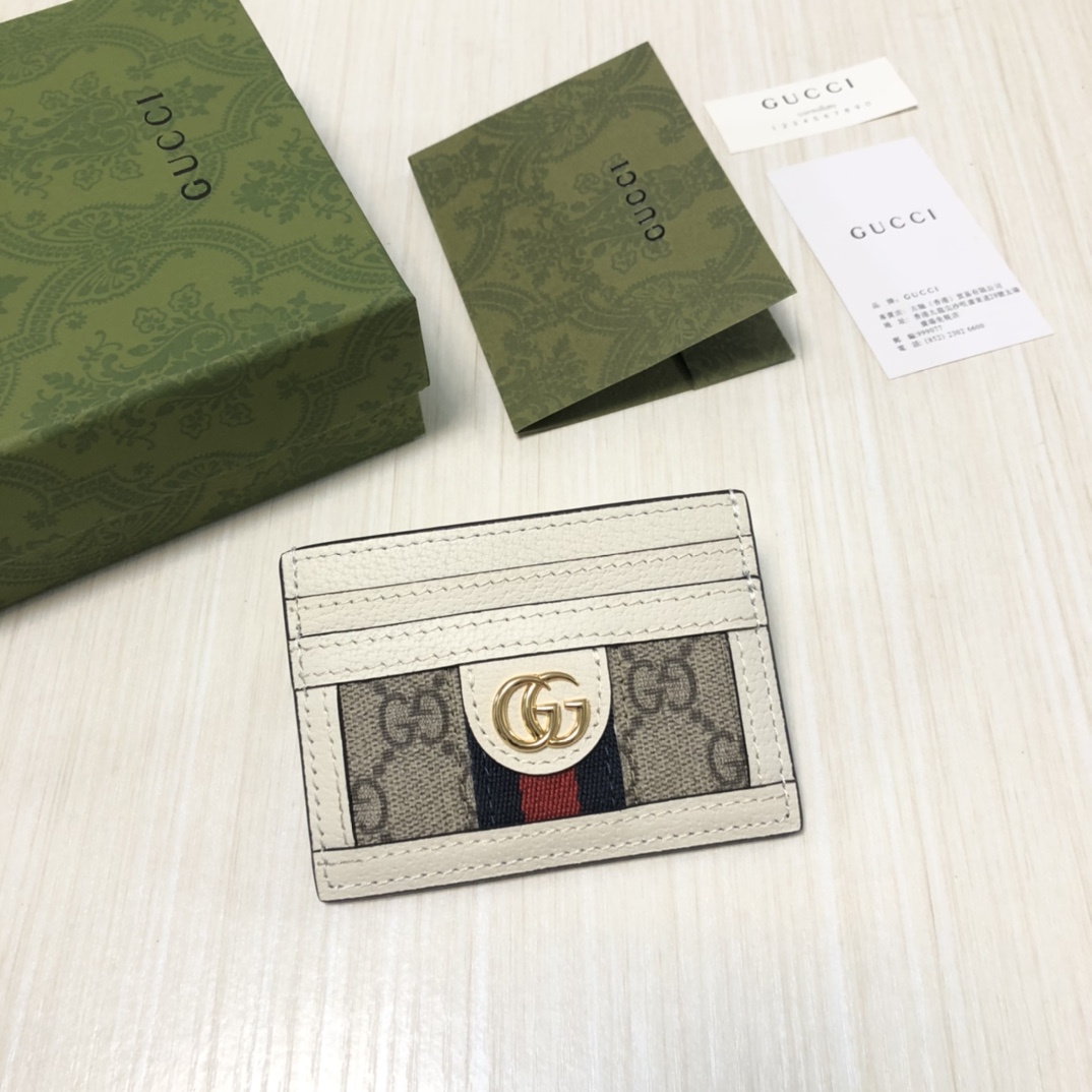于1970年代开始使用的GG标识，由始于1930年代的早期Gucci钻石菱格纹演化而来。这款长款钱包将标