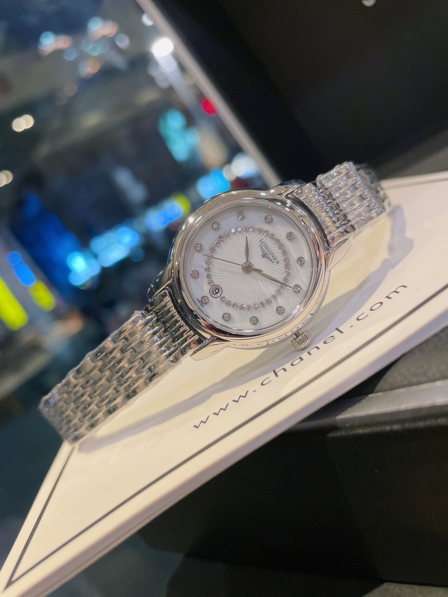 L0  光圈钻圈 金白同价 余生漫漫皆是你送给她品牌:浪琴 Longines 类型:女士专属定制款机芯:日本进口石英机芯表带:采用牛皮材质表带 篮宝石玻璃 尺寸:女装30m厚7m